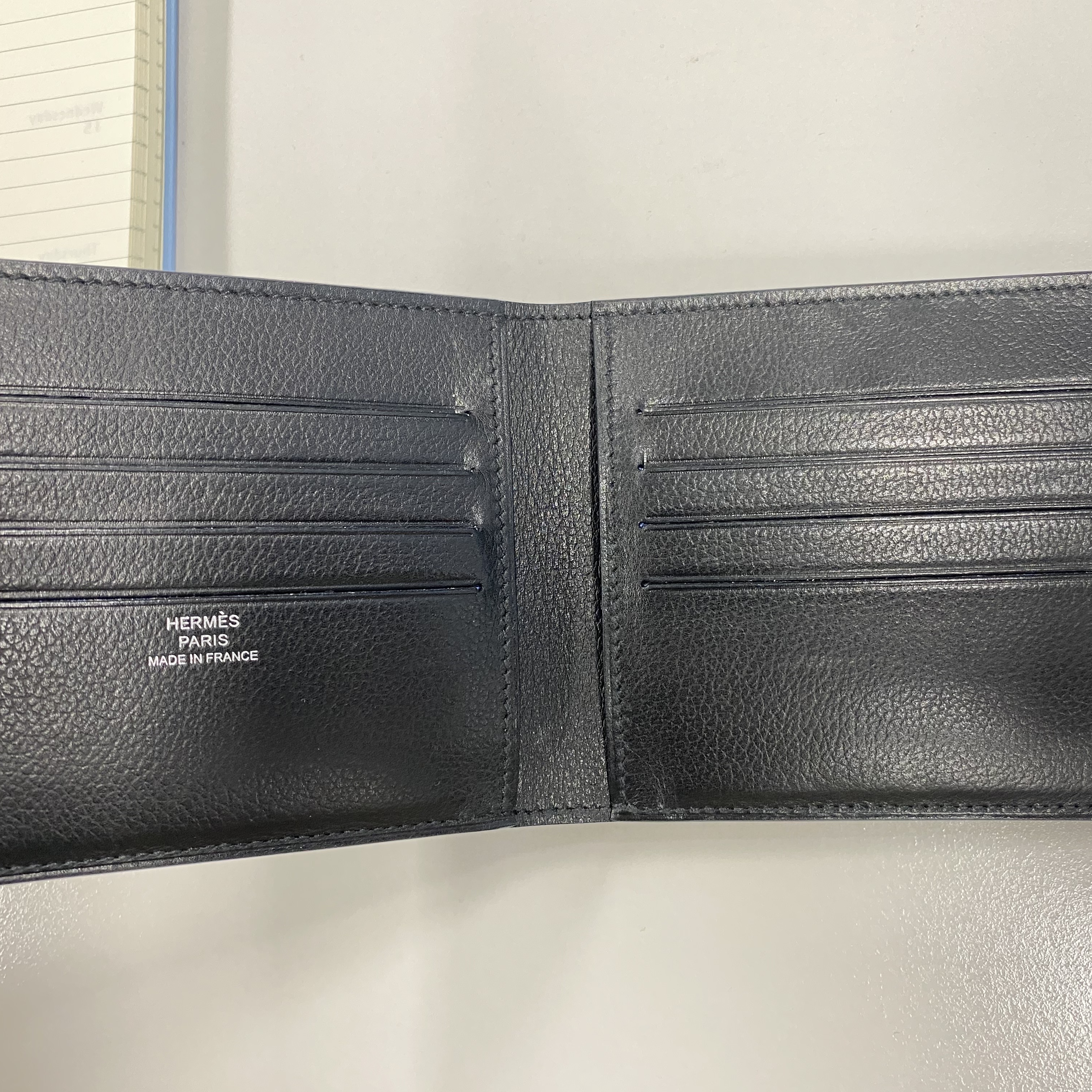 Hermes Citizen Twill Compact Card Holder Evergrain & Noir Bleu De France Bleu Saphir 착용 스타일 - 2