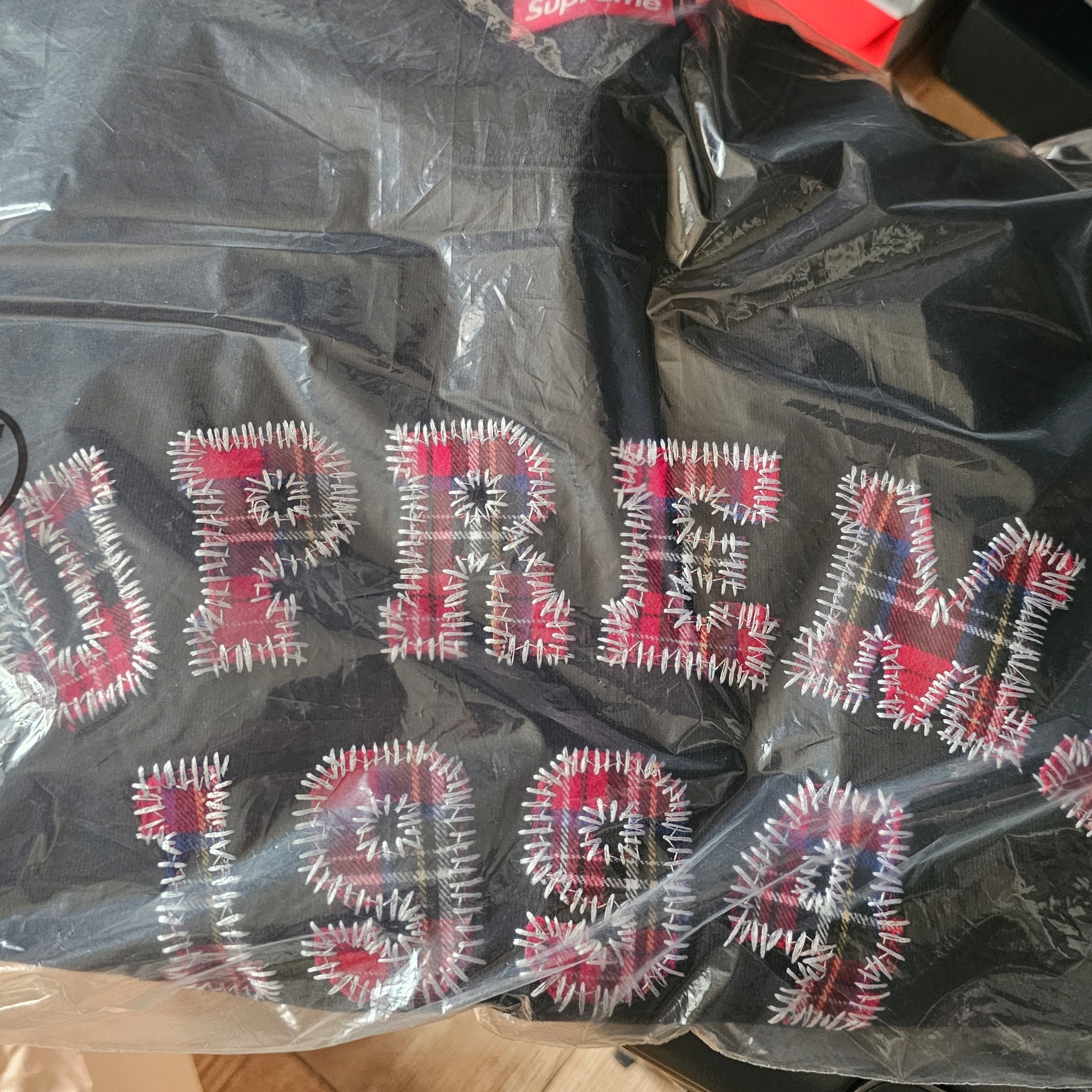 Supreme Plaid Arc Crewneck Black - 26SS 착용 스타일