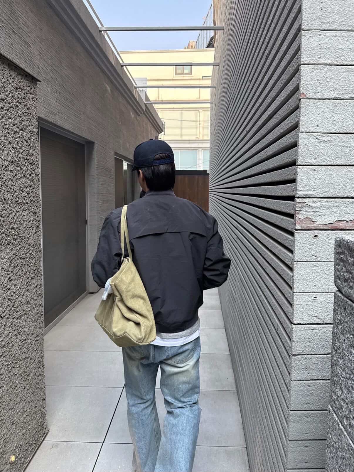 BLR Curved Line Flight Jacket Charcoal 착용 스타일