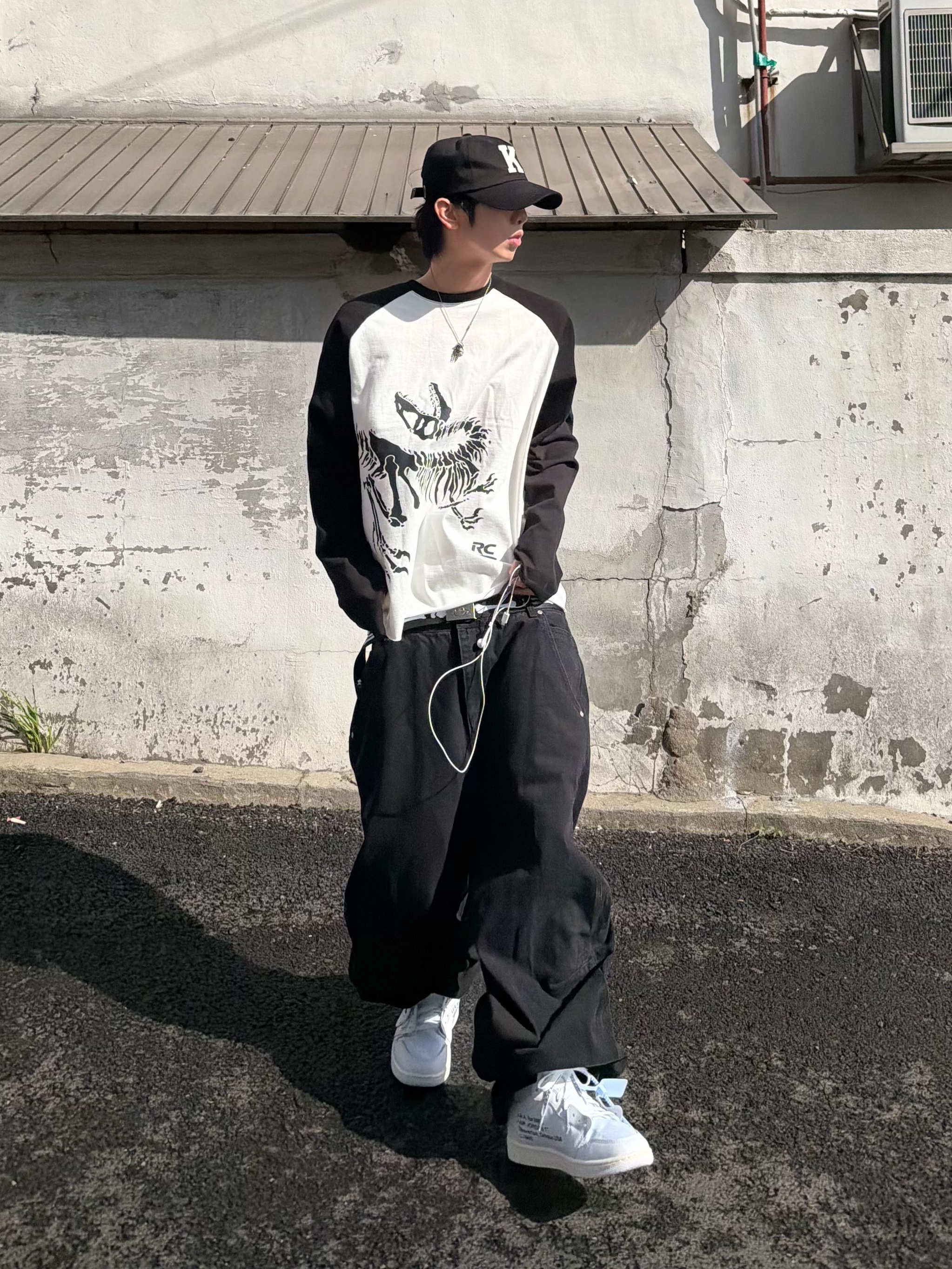 Jordan 1 x Virgil Abloh Archive Retro High Alaska White, Kamien x KOIN SEOUL K Logo Ball Cap Black 착용 스타일 - 1