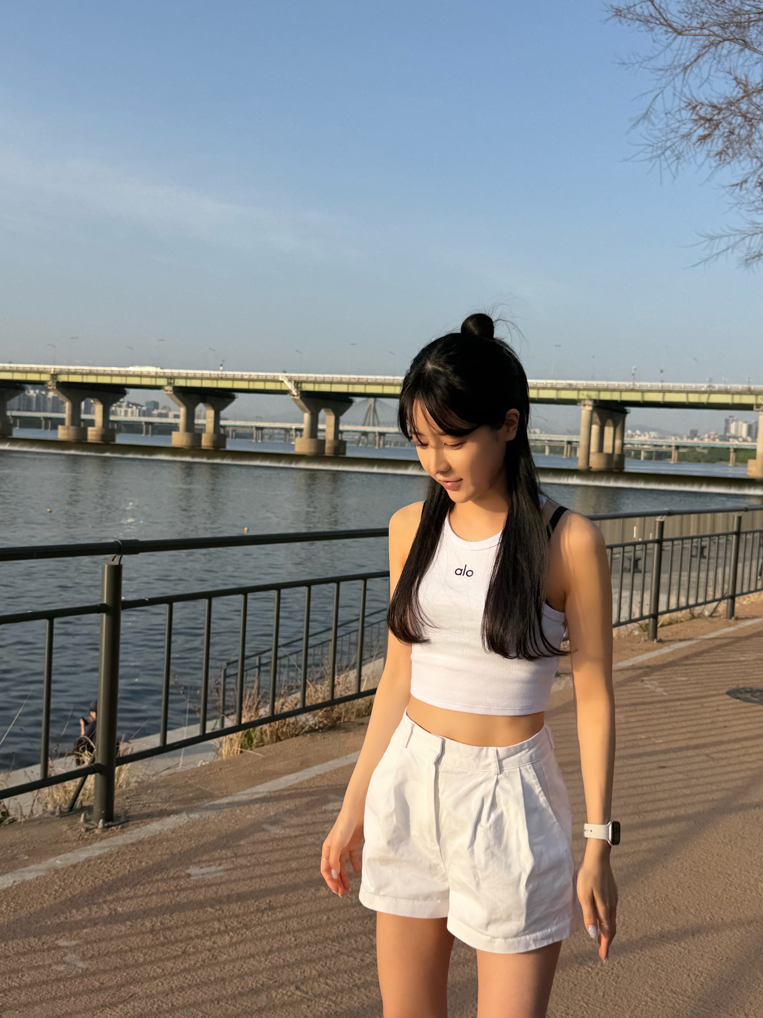 (W) Alo Yoga Aspire Tank White, On Running Logo Socks White (3 Pack) 착용 스타일 - 2