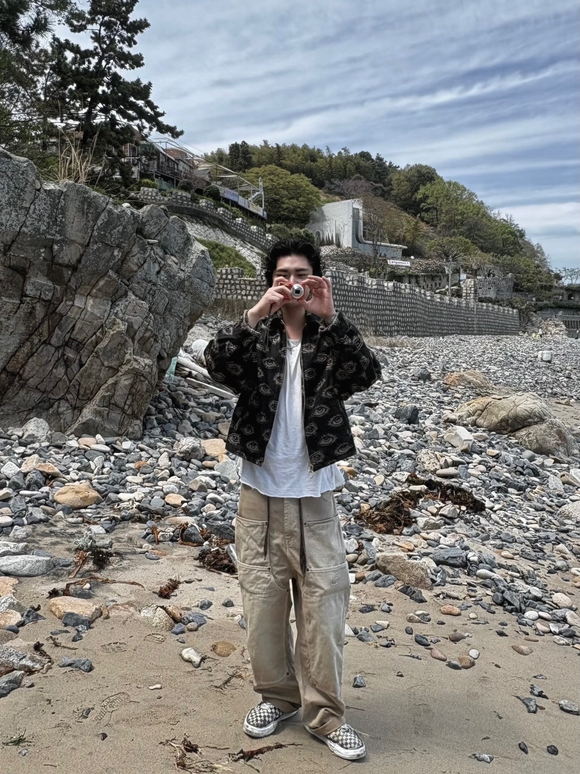 Maison Mihara Yasuhiro Baker OG Sole Canvas Low Cut Sneakers Black White, Kapital Katsuragi W Knee Easy Pants Beige 착용 스타일 - 1