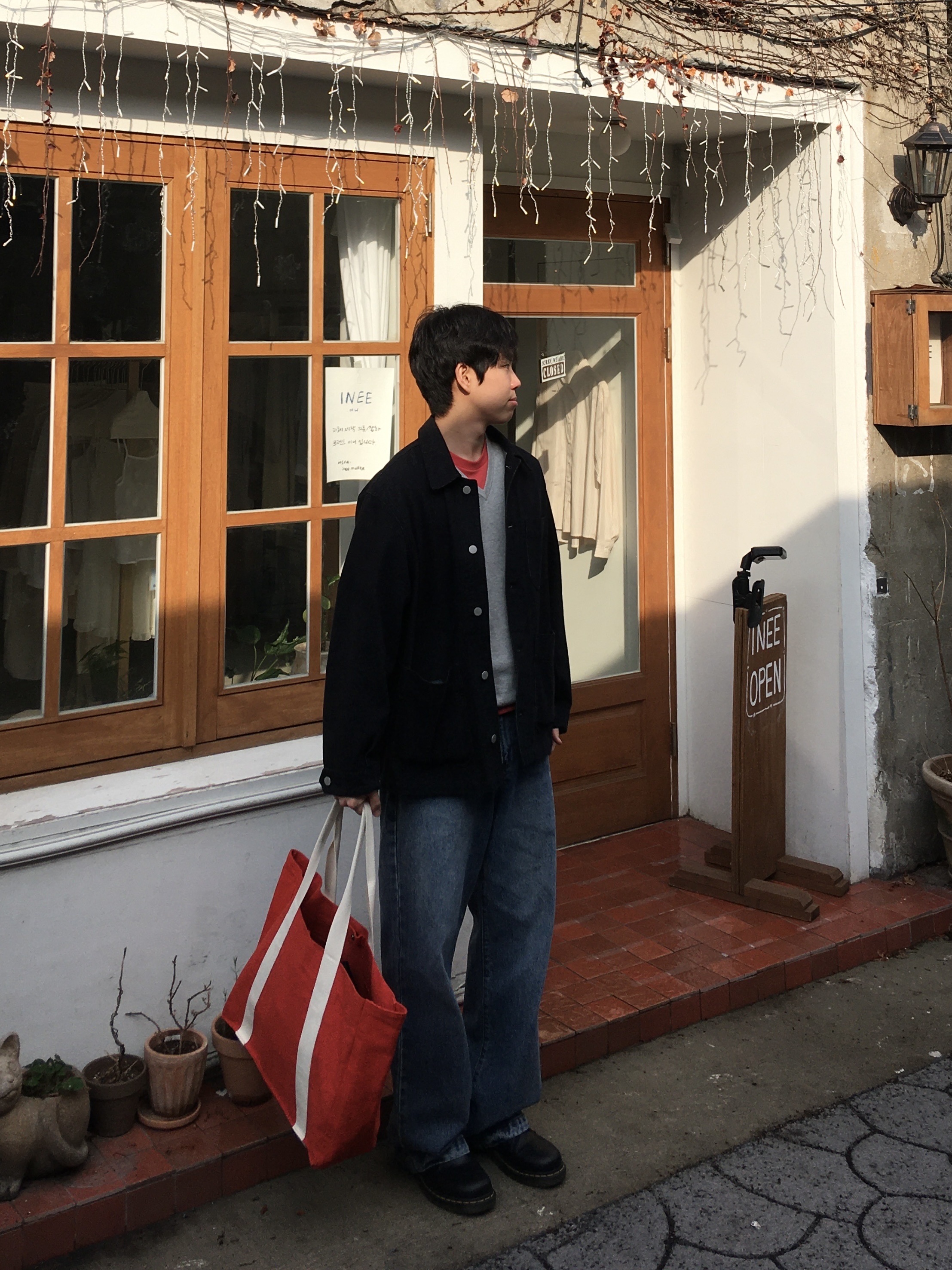 Dr. Martens 1461 Smooth Black, Uniqlo x JW Anderson Canvas Tote Bag Red 착용 스타일 - 1