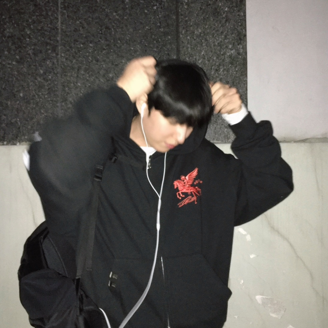PACOSPLY Falling Angel Zip Up Hoodie Black, PACOSPLY Crushed Boots Jeans Rusty Blue 착용 스타일 - 1
