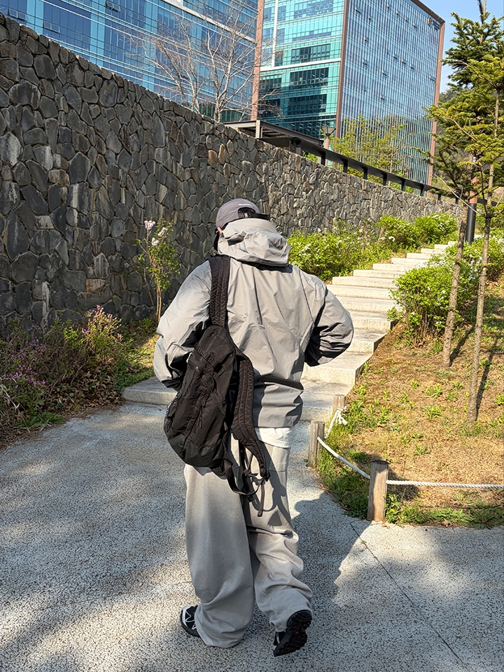Knitted Pigment Curved Training Pants Stone Grey 착용 스타일 - 2