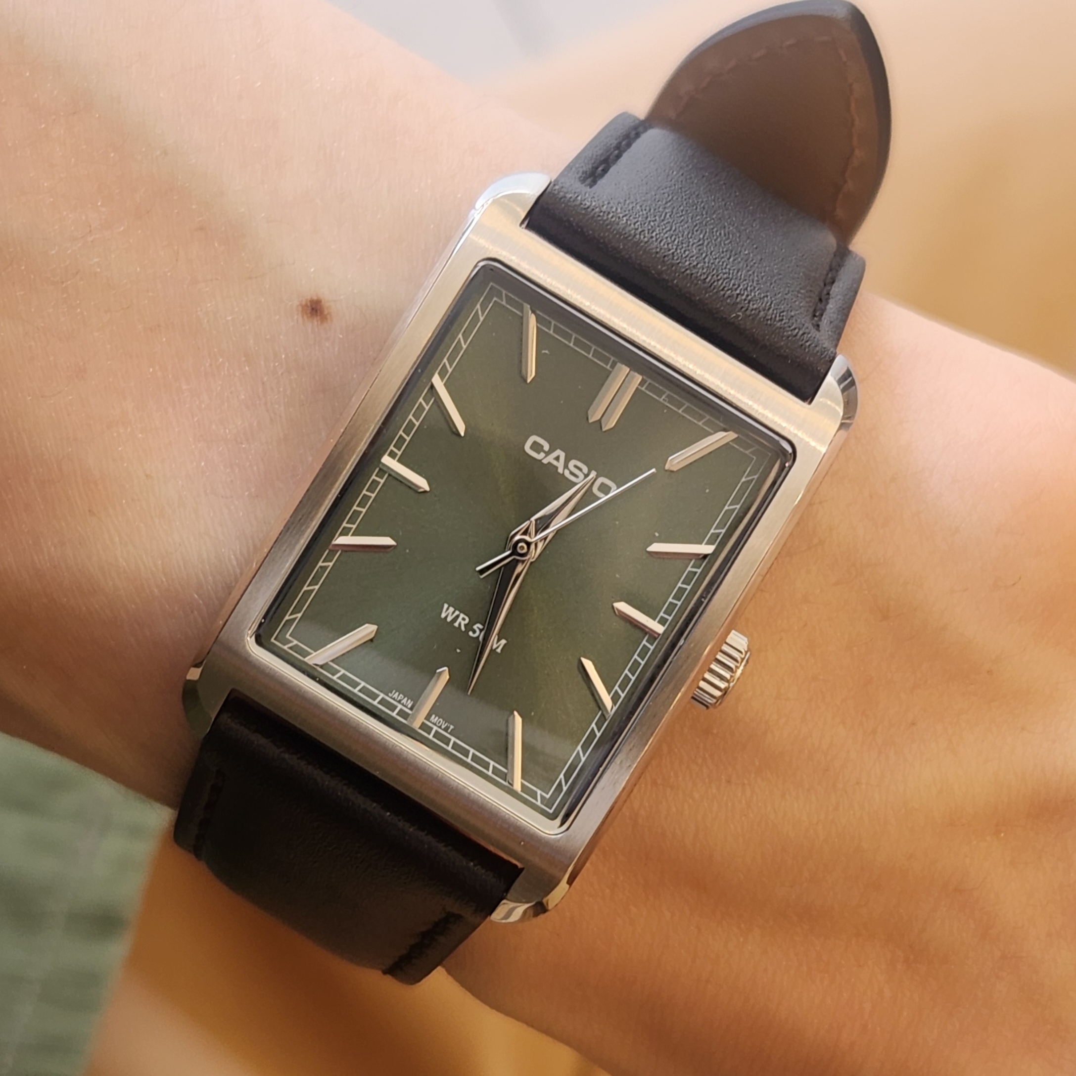 Casio MTP-B215L-3AV Green 착용 스타일