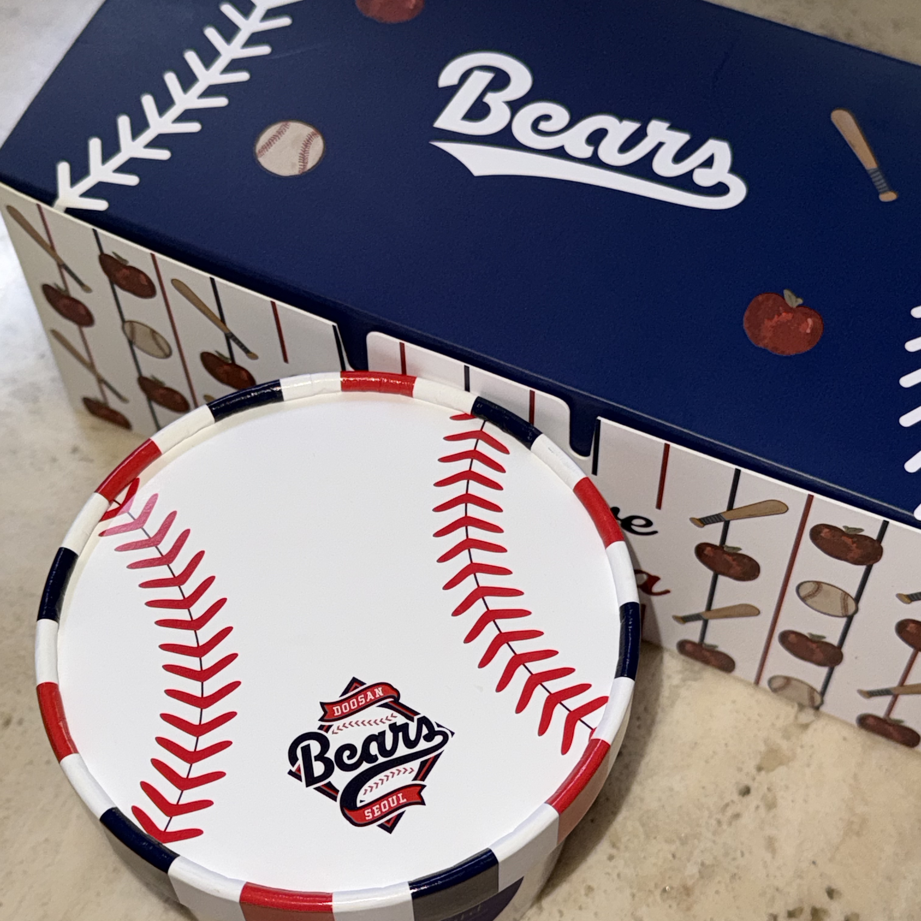 [KREAM 단독] Doosan Bears x Kokorokara Hustle Pudding 2pcs & Kokoro Bear Keyring & Cooler Bag Full Set 착용 스타일 - 3