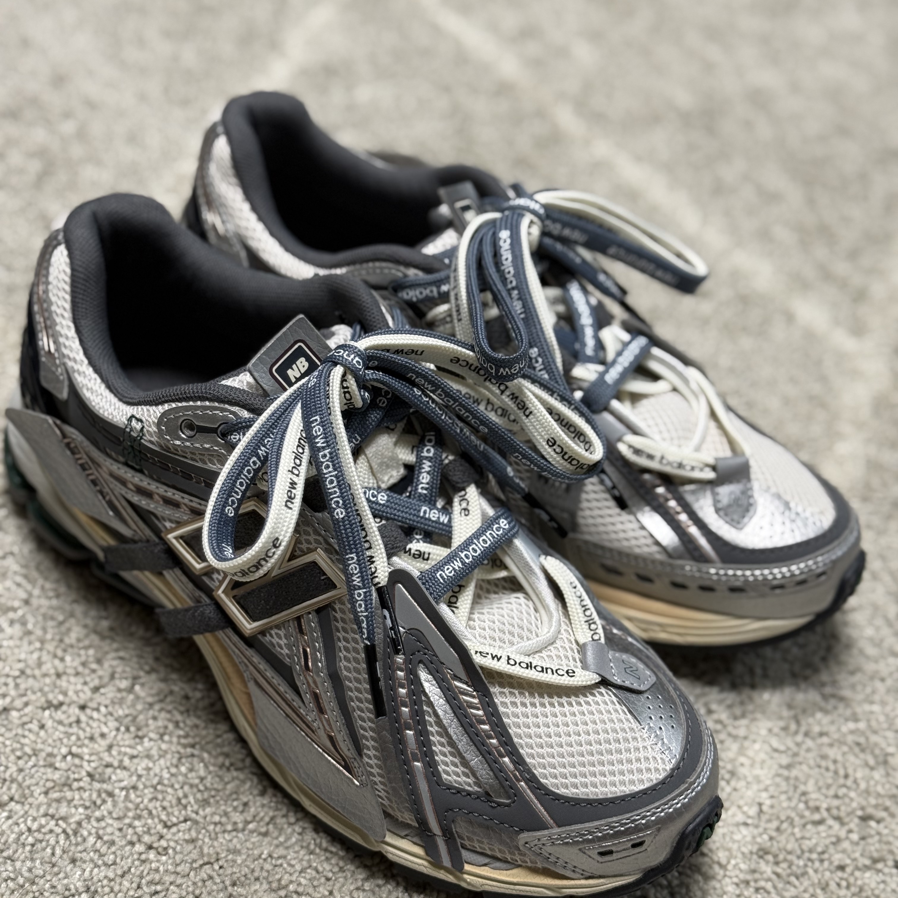 New Balance 1906A Silver Metallic Castlerock 착용 스타일 - 2