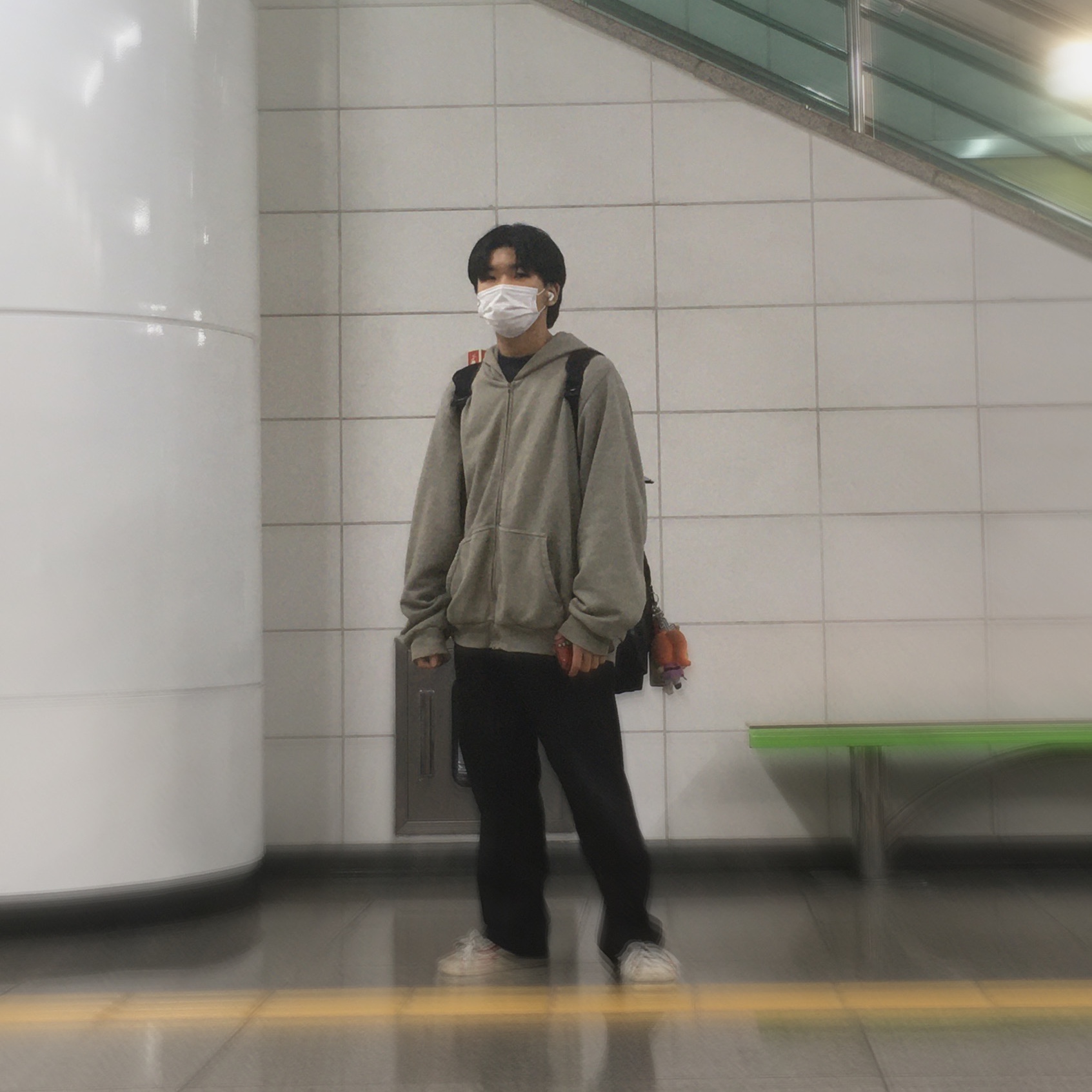 Yeezy YZY Zip-Up Hoodie Grey, Vans Style 36 Marshmallow Racing Red 착용 스타일