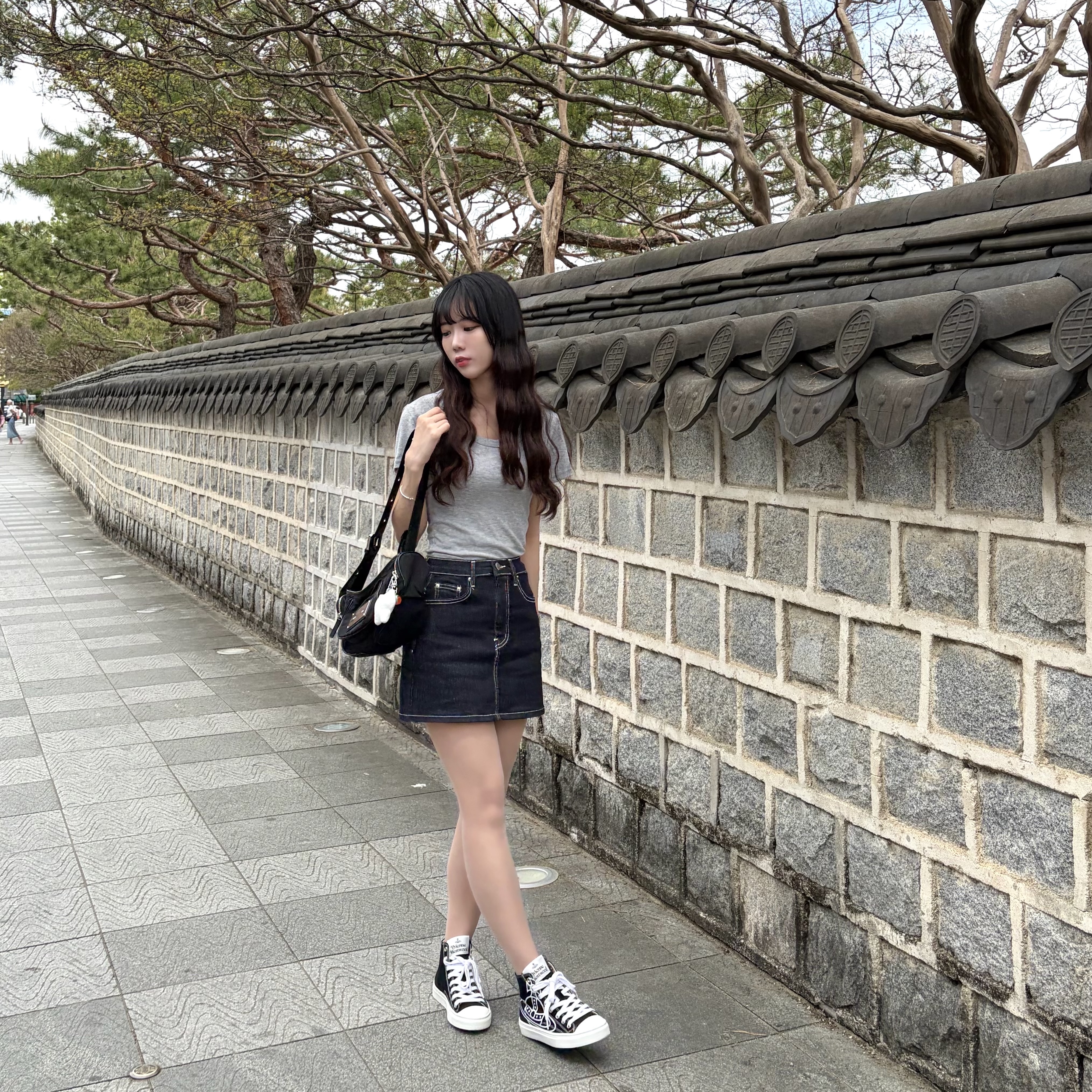 (W) Vivienne Westwood Plimsoll High Top Eco Sneakers Black, Vivienne Westwood Mini Bas Relief Pendant Silver 착용 스타일 - 1