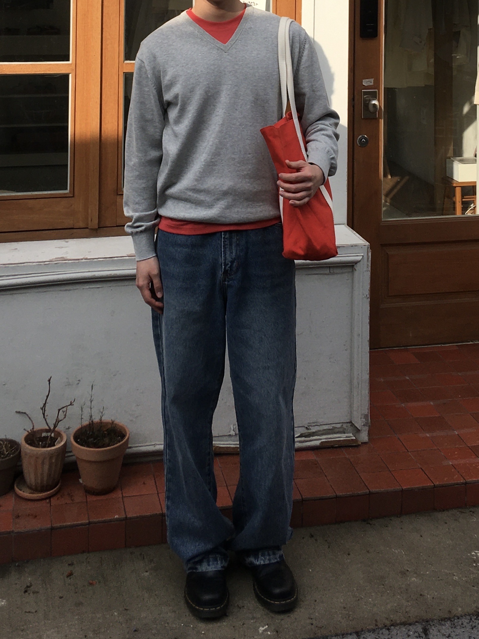 Dr. Martens 1461 Smooth Black, Uniqlo x JW Anderson Canvas Tote Bag Red 착용 스타일 - 4