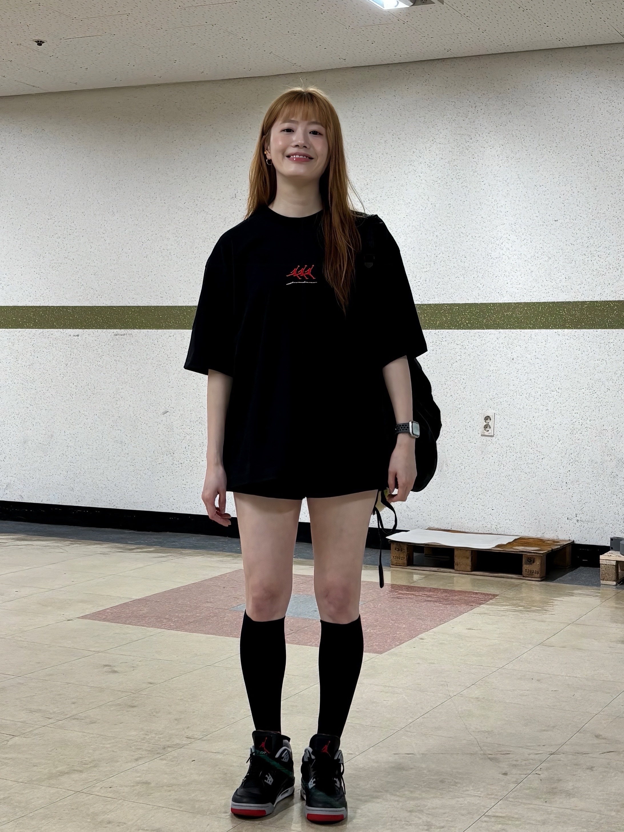 Jordan 4 Retro Bred Reimagined, Jordan Flight Oversized Graphic T-Shirt Black (IF3133-010) 착용 스타일 - 5