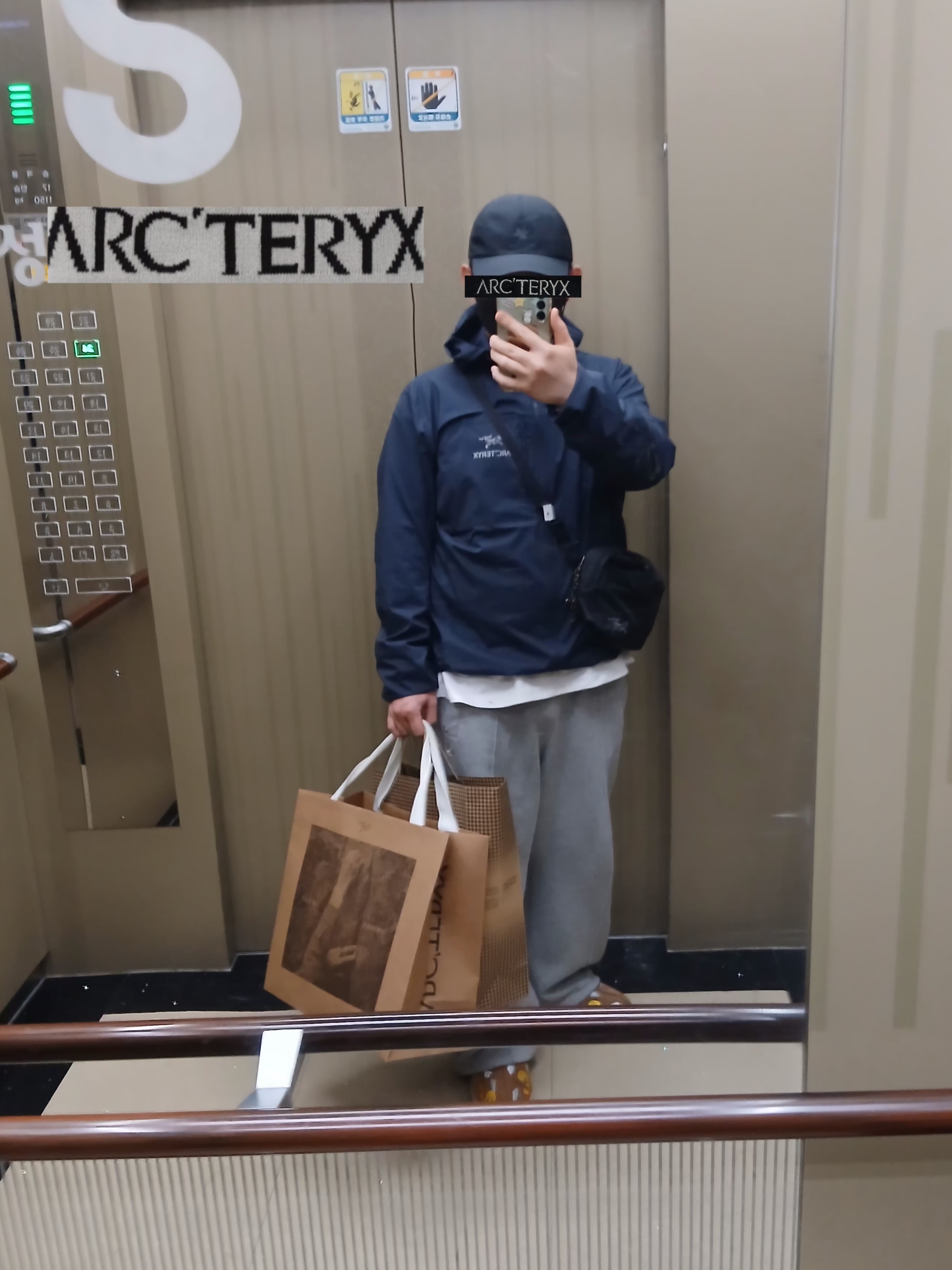 Goldwin Gore-Tex 3L Cap Black, Arc'teryx Kragg Cotton LS T-Shirt White Light Black 착용 스타일 - 2