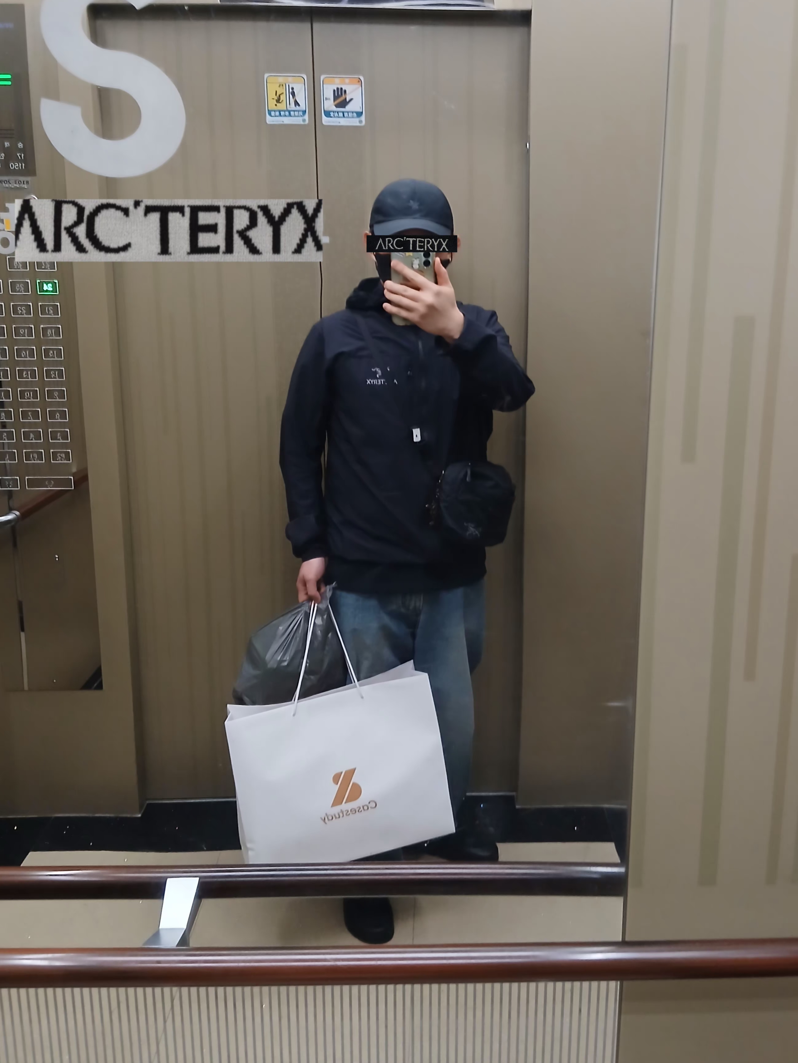 Arc'teryx Heliad 6 Crossbody Bag Black, Arc'teryx Keyring Metal 착용 스타일 - 1
