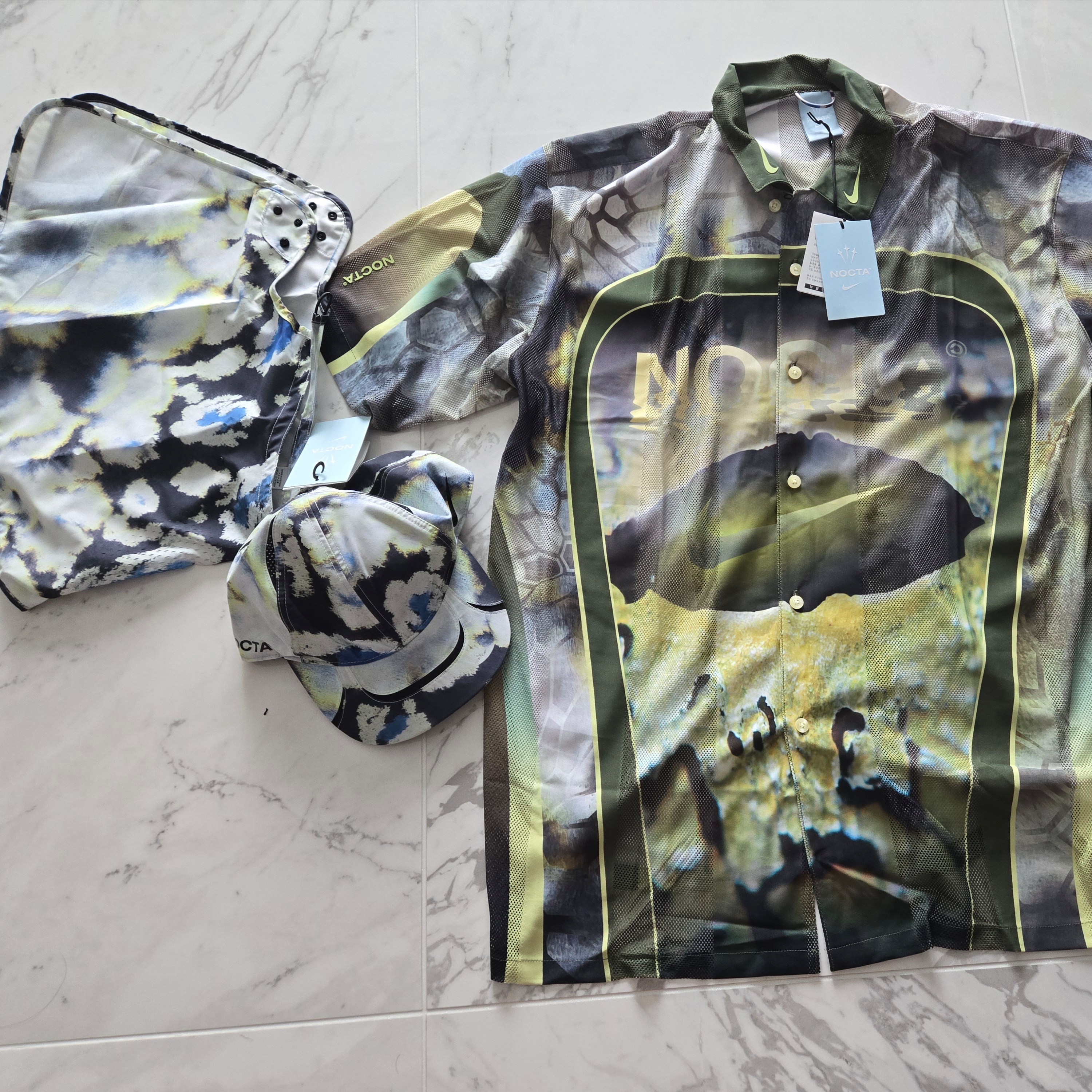 Nike x Drake Nocta Opal SSC Deep Cover Hat Off White, Nike x Drake Nocta Opal Tito Neeks Button Down Short Sleeve Top Pilgrim (FV1939-378) 착용 스타일