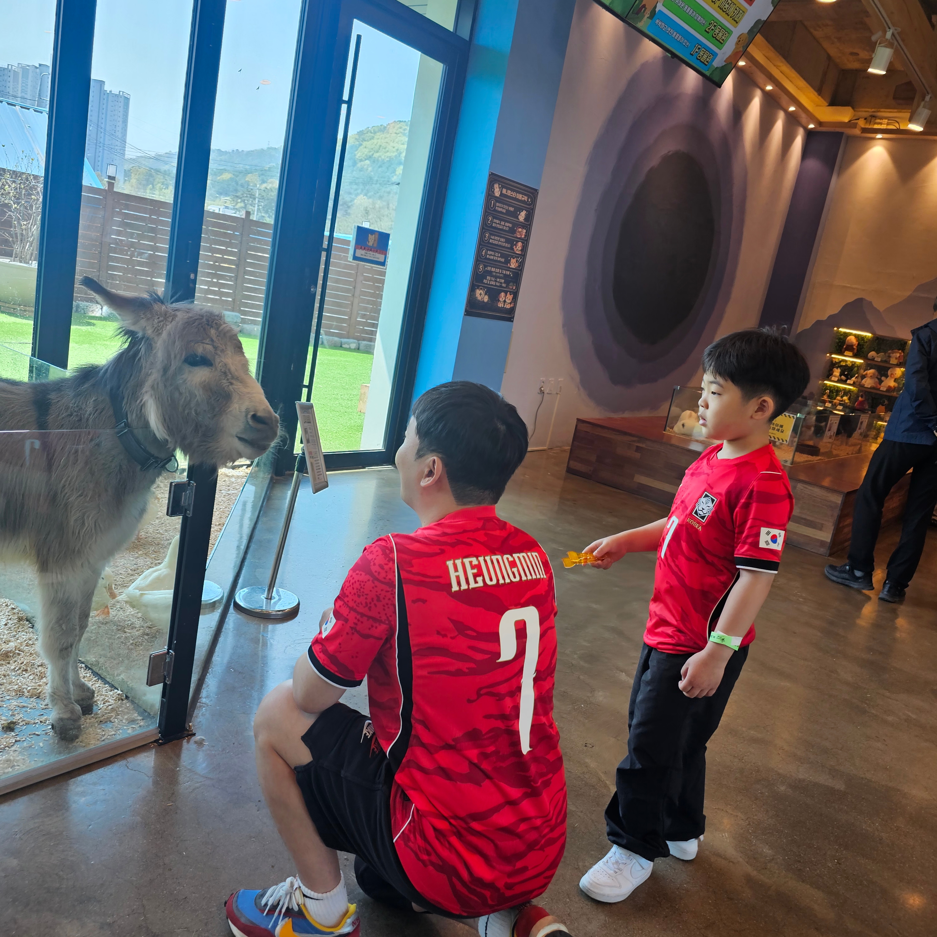 Nike Korea 2026 Stadium Home Dri-Fit Soccer Replica Jersey Global Red Black (Non Marking Ver.), Nike x Sacai LDWaffle Blue Multi 착용 스타일 - 2