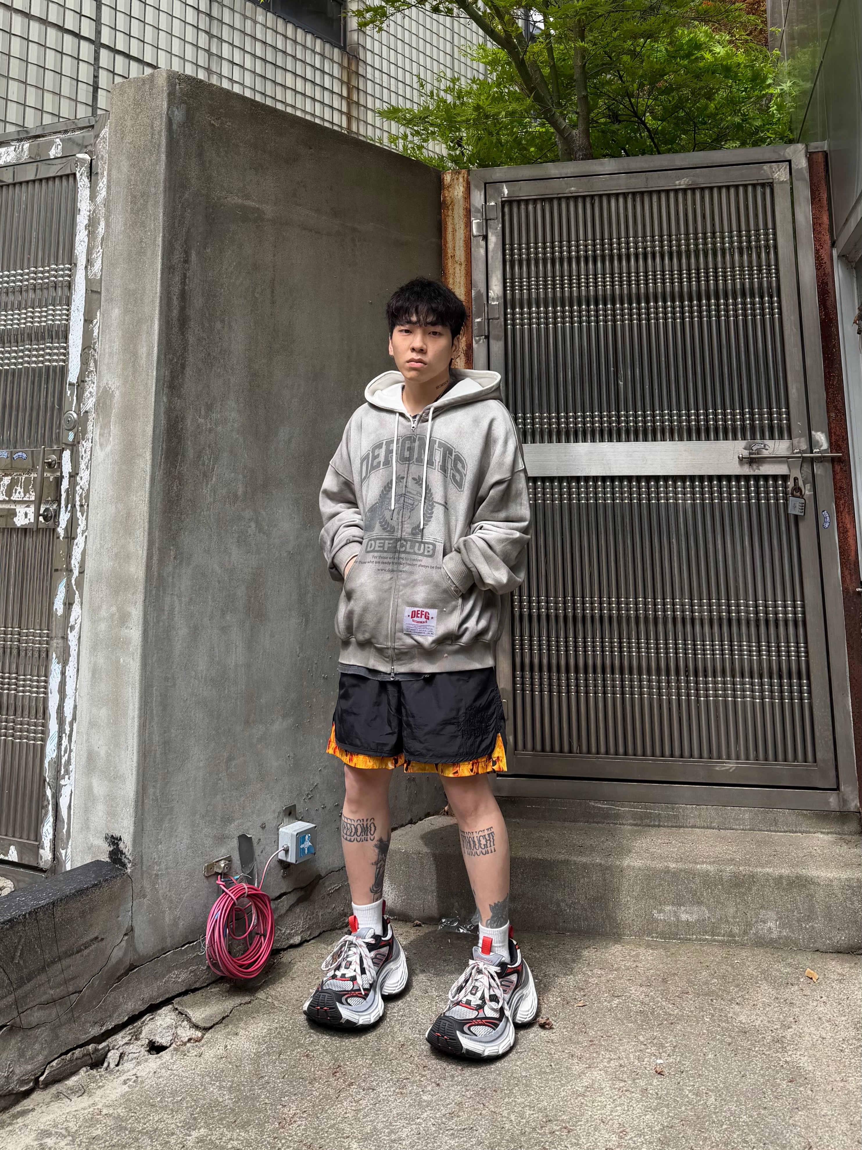 Balenciaga 10XL Sneakers Grey White Red 착용 스타일 - 5