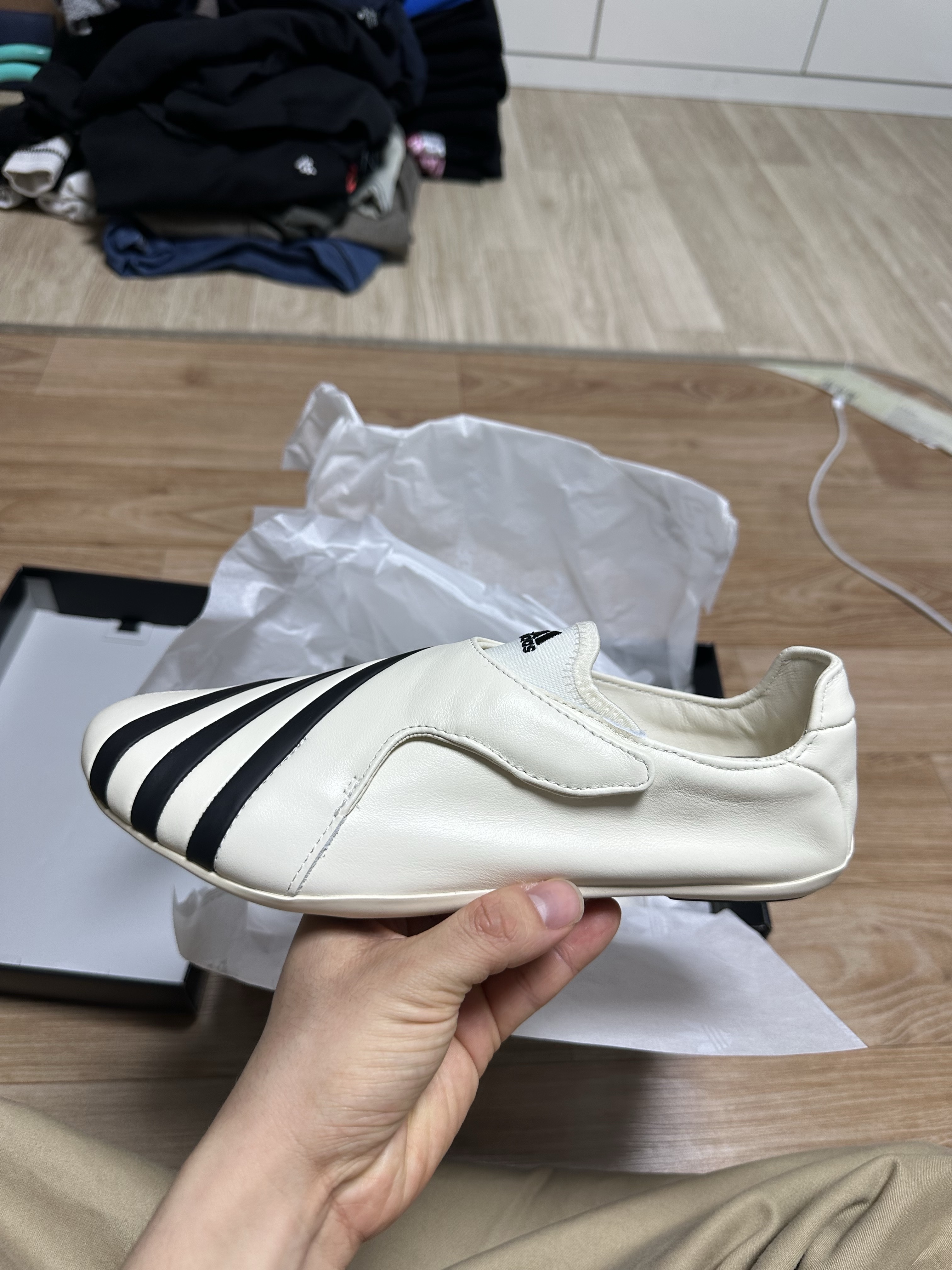 Adidas x Pharrell Williams Virginia Vario Flat Earther Supplier Color Core Black 착용 스타일