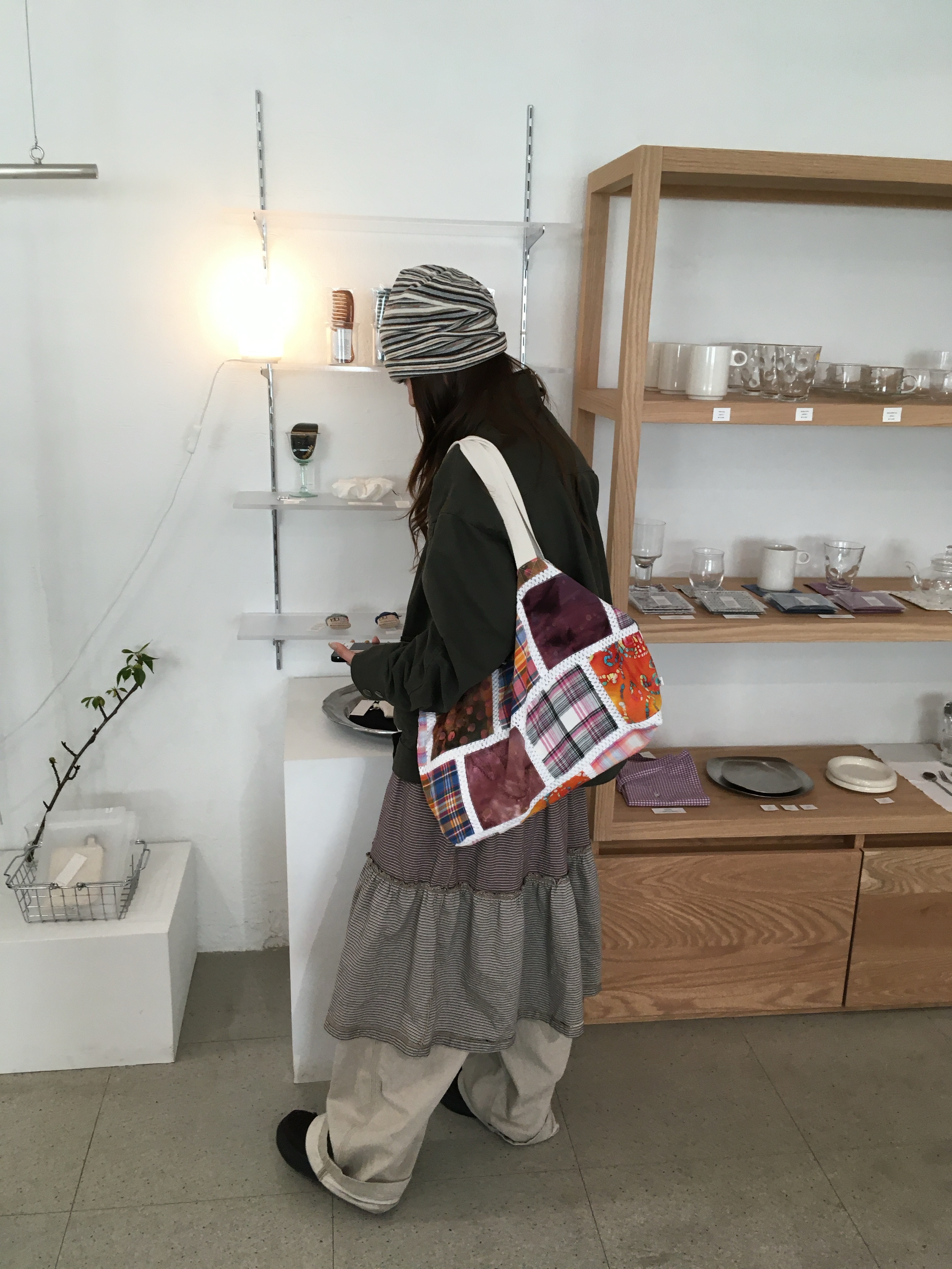 COYSEIO Colored Stripe Midi Skirt Grey Beige 착용 스타일 - 2