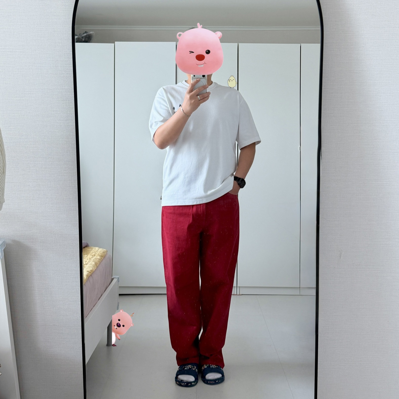 IAB Studio T-Shirt White Navy, Supreme Baggy Jean Red - 25FW 착용 스타일 - 1