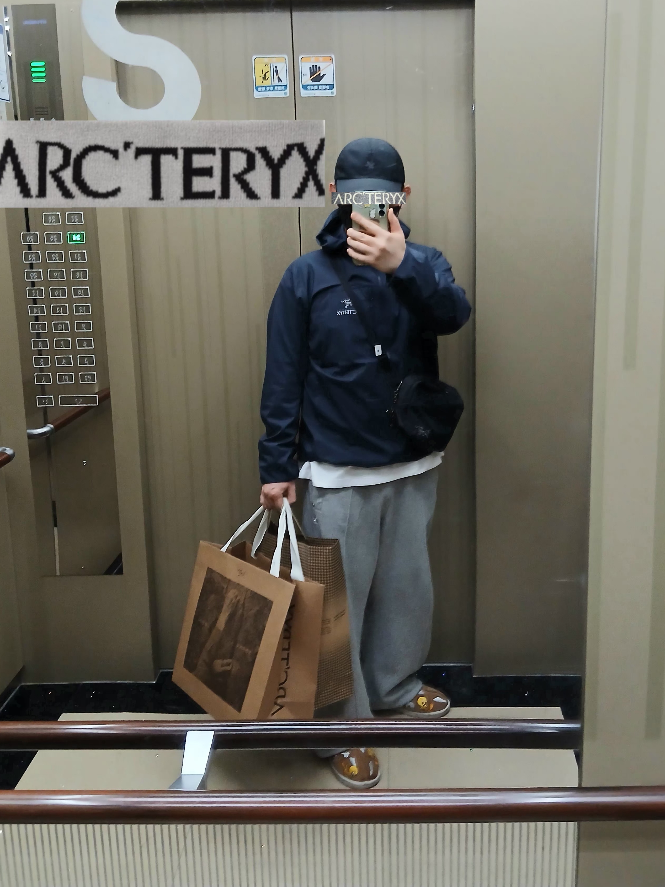 Goldwin Gore-Tex 3L Cap Black, Arc'teryx Kragg Cotton LS T-Shirt White Light Black 착용 스타일 - 1