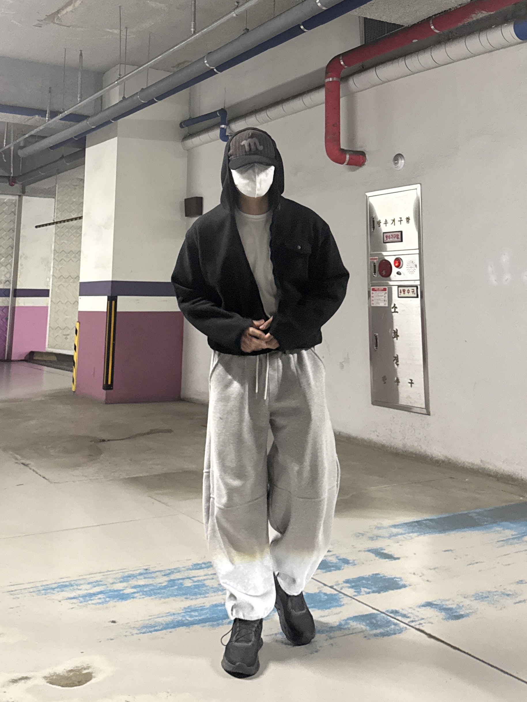 The Coldest Moment Mush Cap Navy, On Running Cloudmonster All Black 착용 스타일 - 3