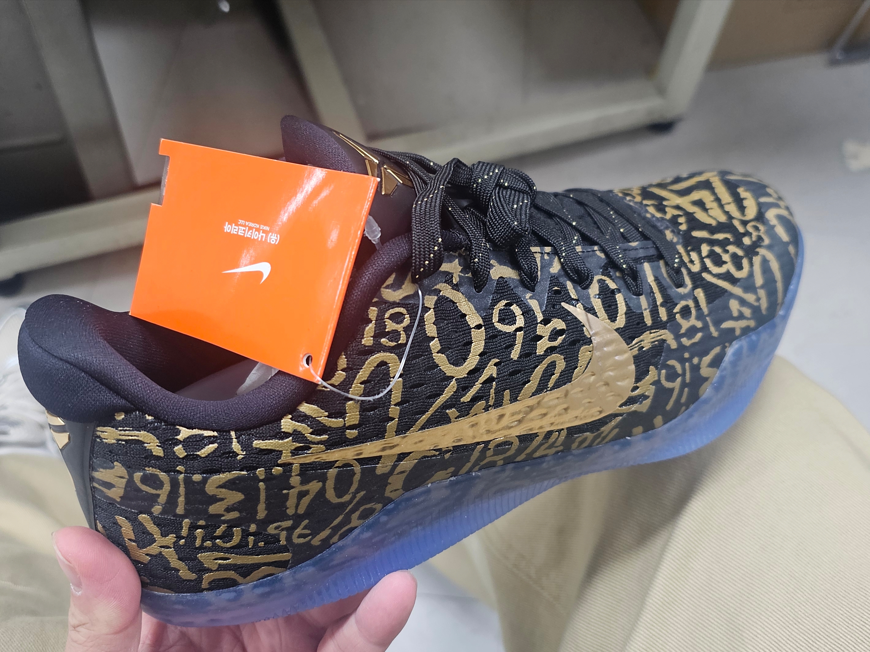 Nike Kobe 11 Protro Black and Metallic Gold 착용 스타일