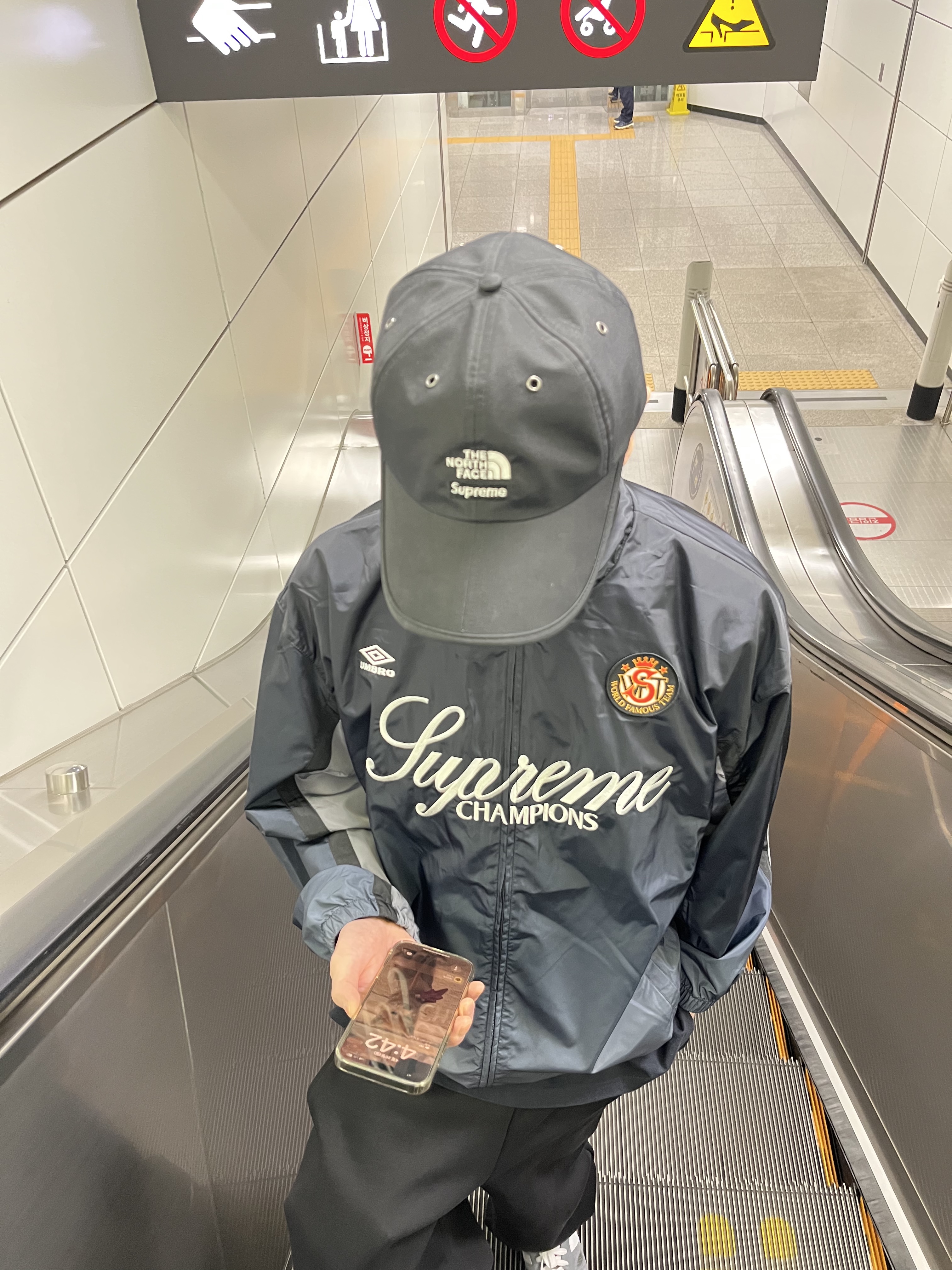 Supreme x Umbro Gradient Track Jacket Black - 25FW 착용 스타일 - 2