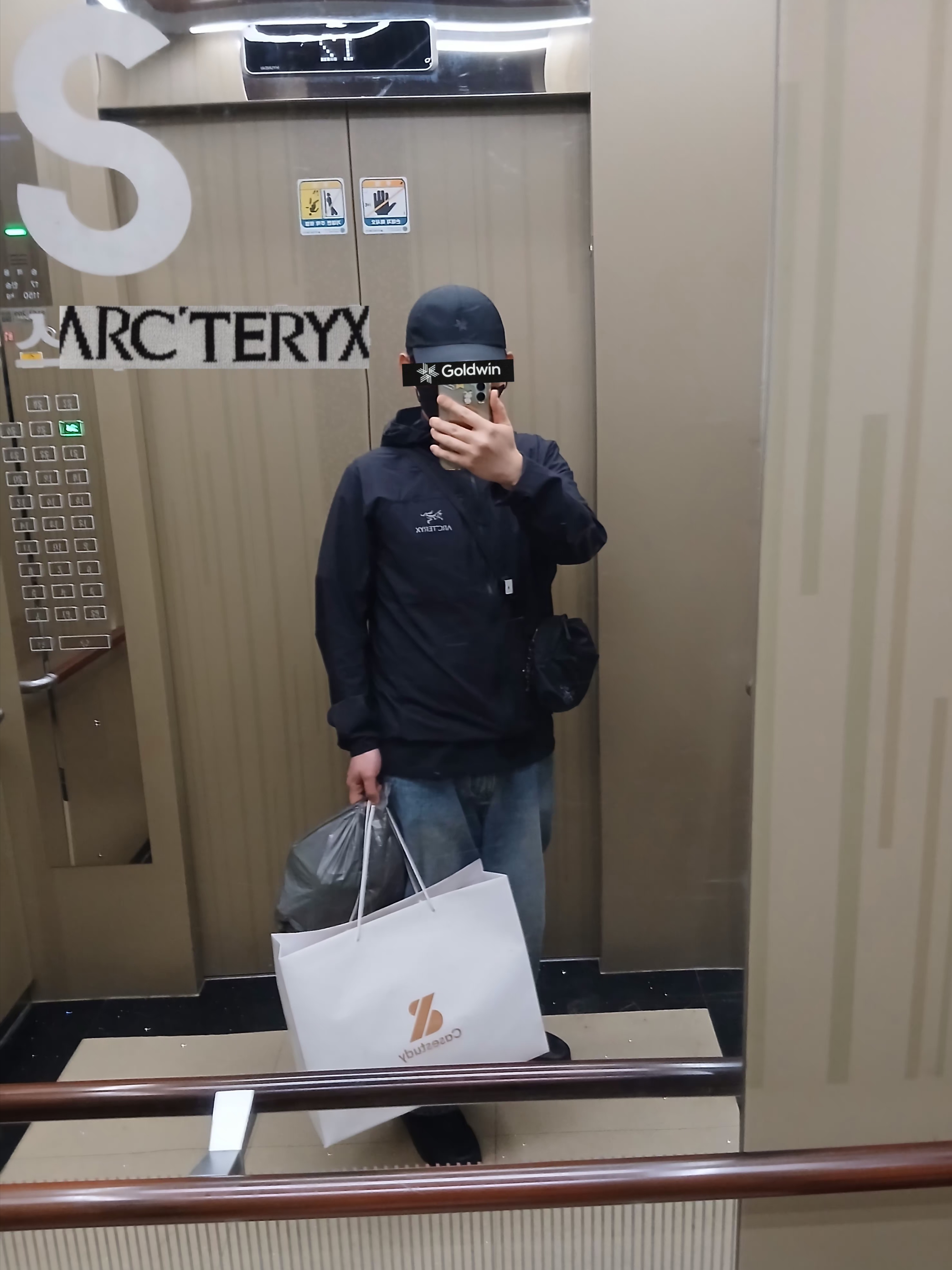 Arc'teryx Heliad 6 Crossbody Bag Black, Arc'teryx Keyring Metal 착용 스타일 - 2