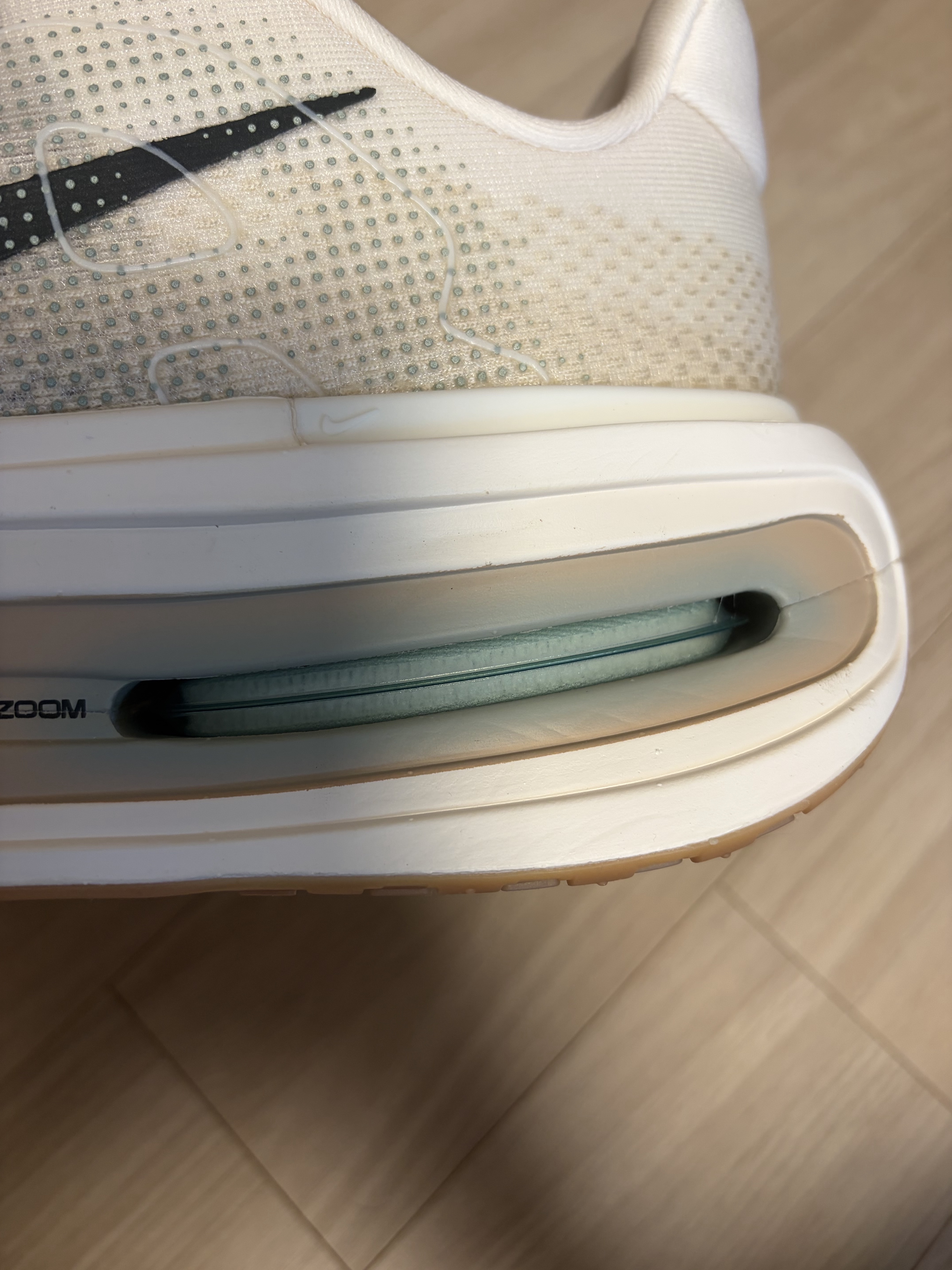 Nike Vomero Premium Pale Ivory Sand Drift 착용 스타일 - 3