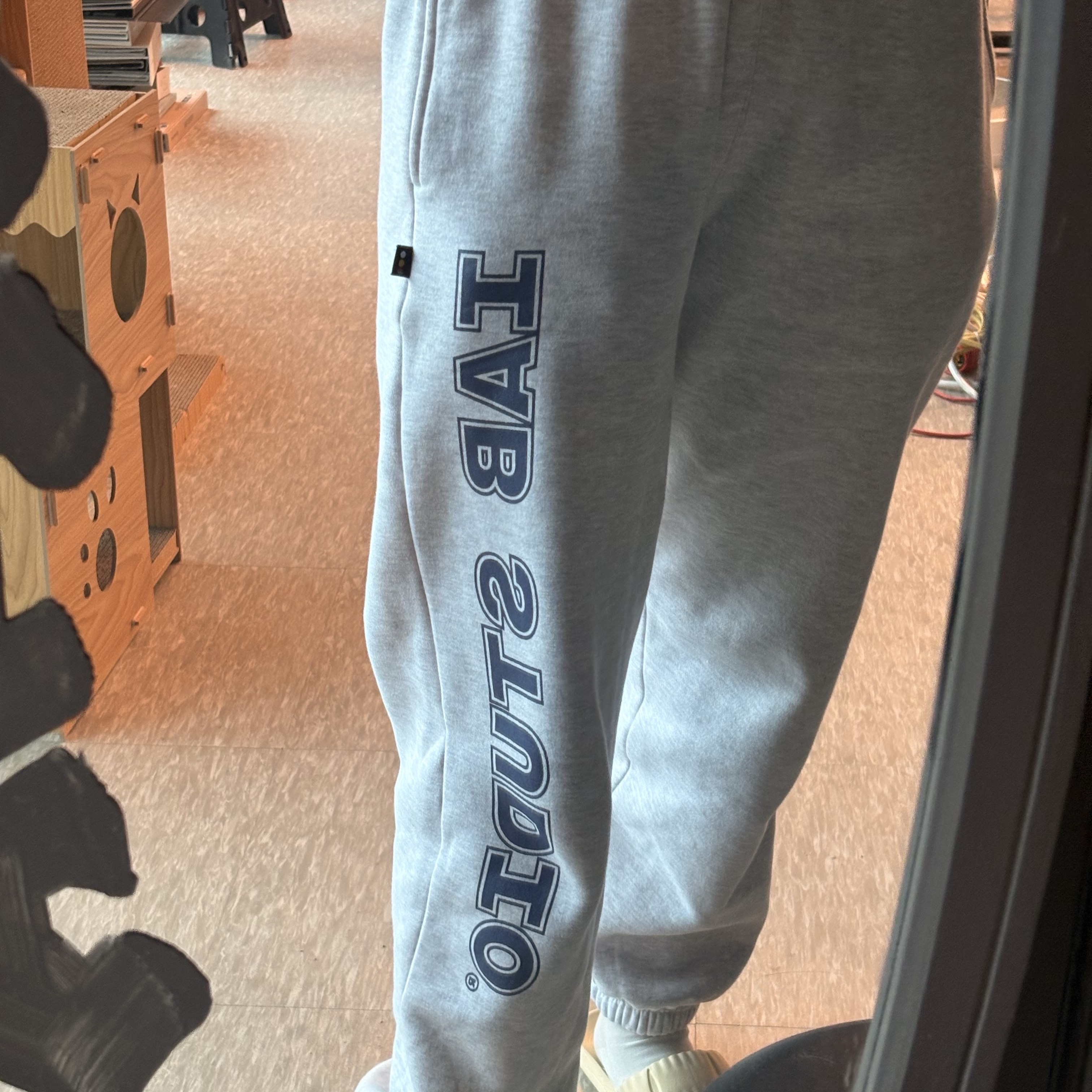IAB Studio IAB Straight Logo Sweatpants Light Gray 착용 스타일