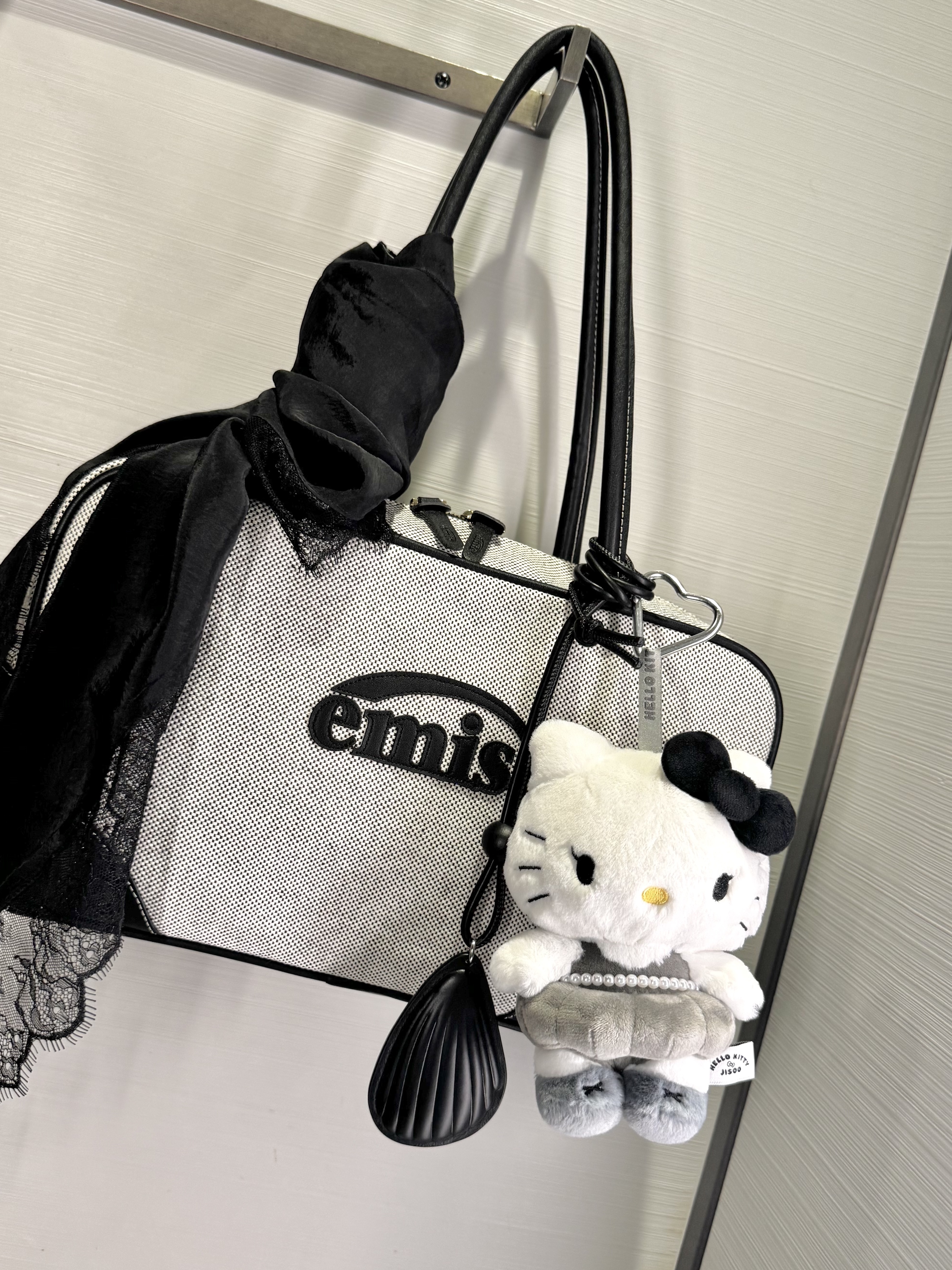 Emis Canvas Leather Tote Bag Black, HELLO KITTY x JISOO Plush Keychain Black Gray (Opened Case) 착용 스타일