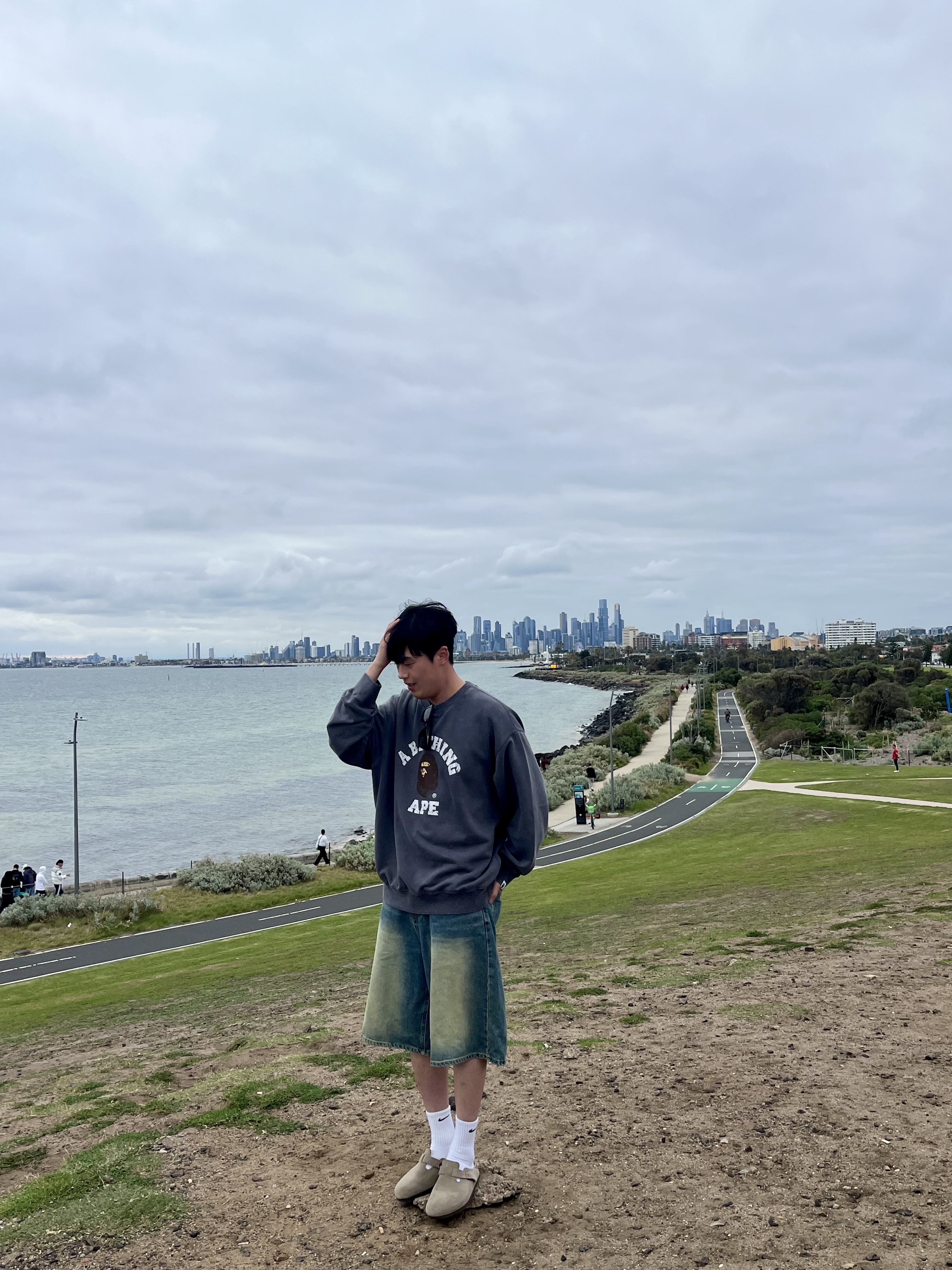 BAPE Garment Dye College Relaxed Fit Crewneck Sweatshirt Charcoal, Oakley x Fragment Frogskins Blue Polished Black Frame Prizm Grey Lenses Low Bridge Fit 착용 스타일