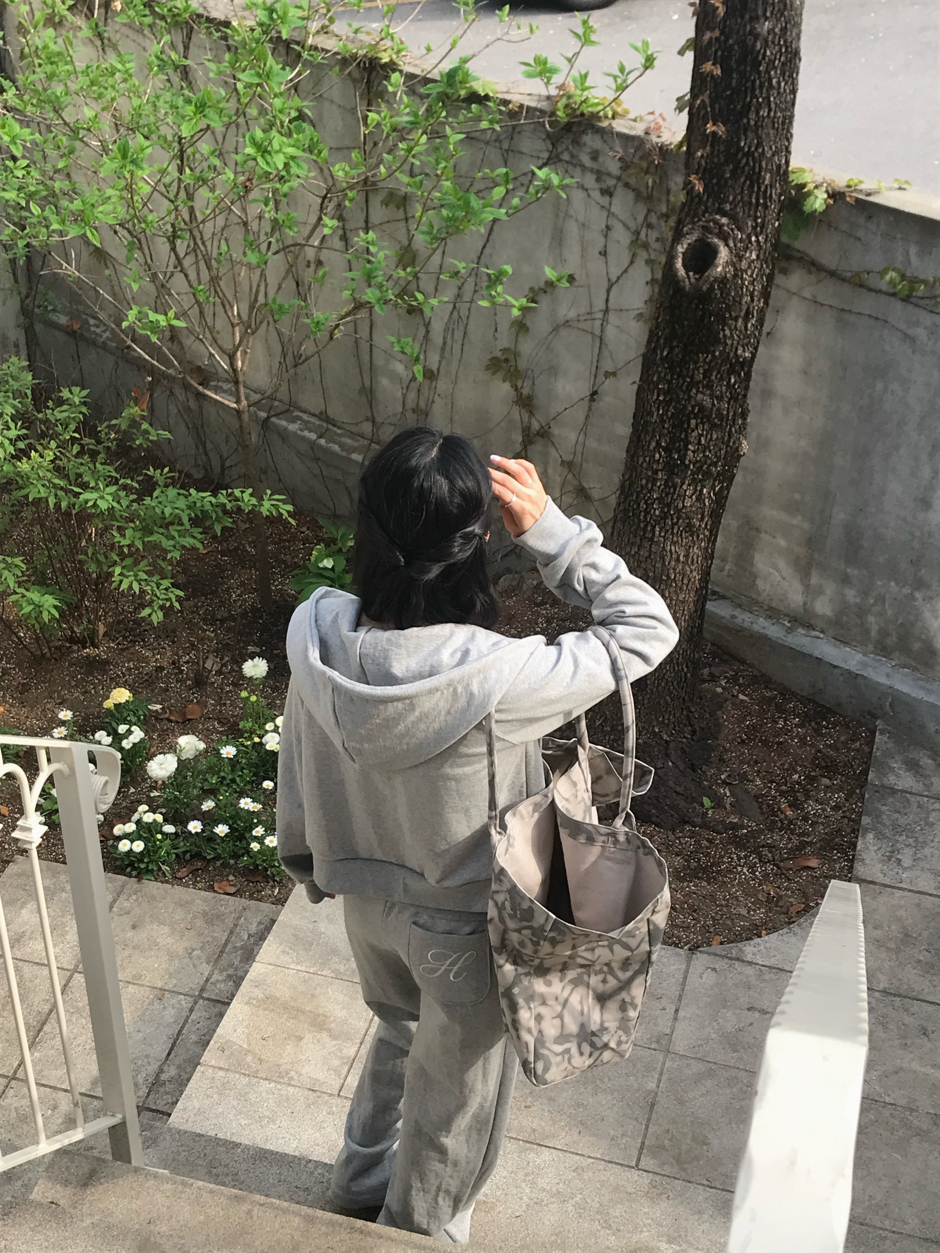 Alo Yoga Iconic Shopper Tote Bag Grey Tiedye, Fila Glio Cream 착용 스타일 - 3