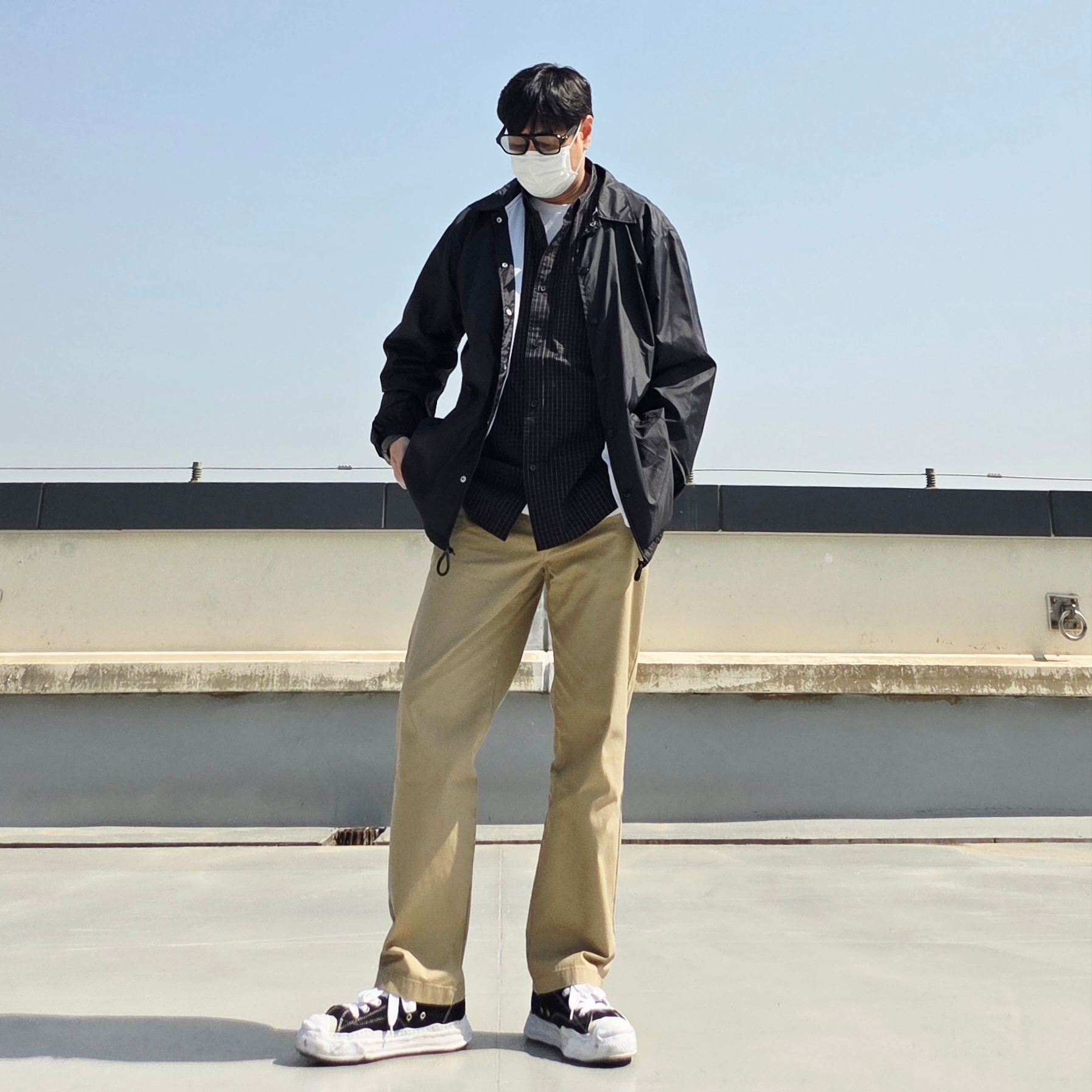 CDG Logo Coach Jacket Black, Maison Mihara Yasuhiro Hank OG Sole Canvas Low-top Sneakers Black 착용 스타일 - 4