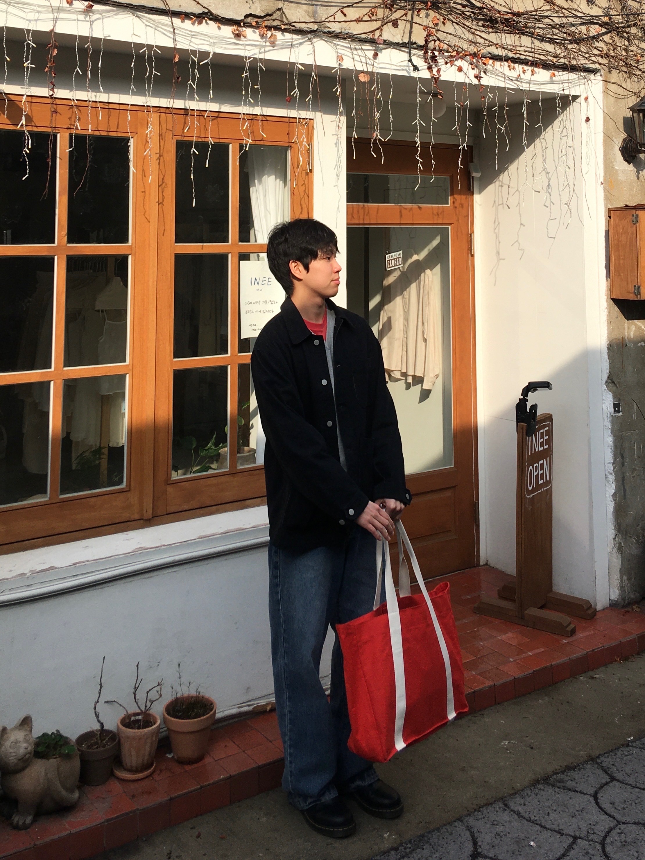 Dr. Martens 1461 Smooth Black, Uniqlo x JW Anderson Canvas Tote Bag Red 착용 스타일 - 2