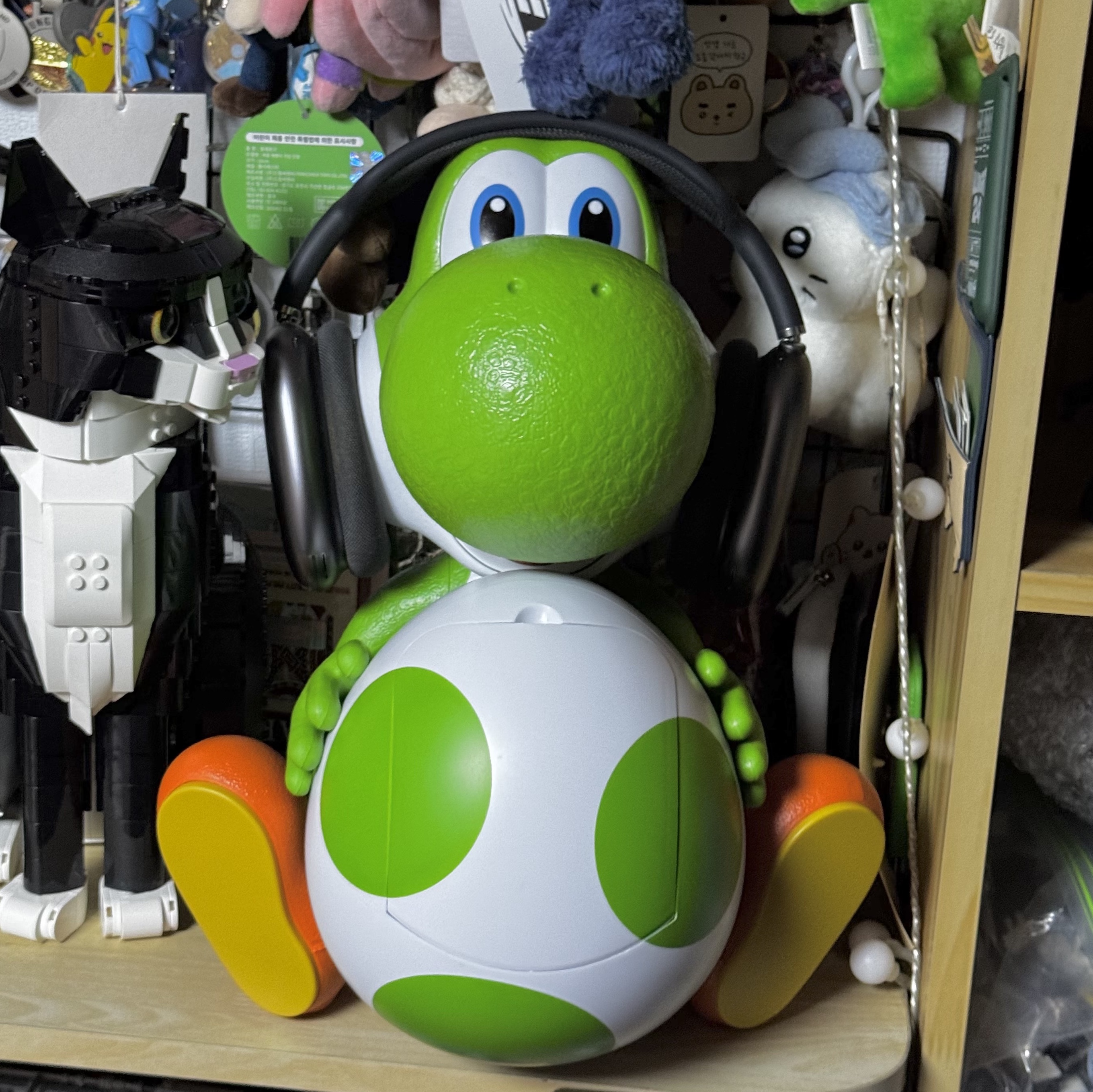 CGV x Super Mario Yoshi Popcorn Bucket, Apple AirPods Max Lightning Space Gray (Korean Ver.) 착용 스타일 - 2