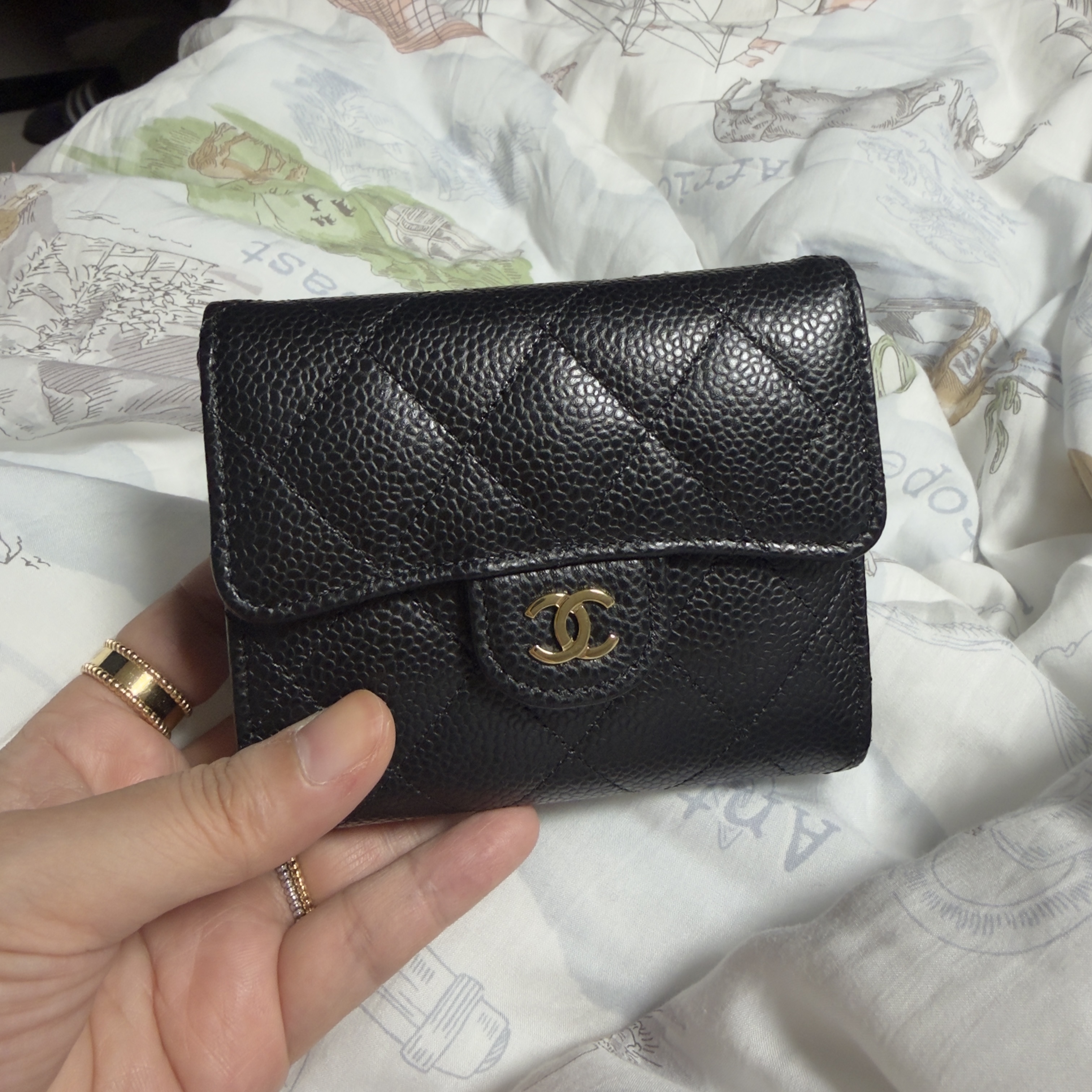 Chanel Small Classic Flap Wallet Grained Calfskin & Gold Black 착용 스타일