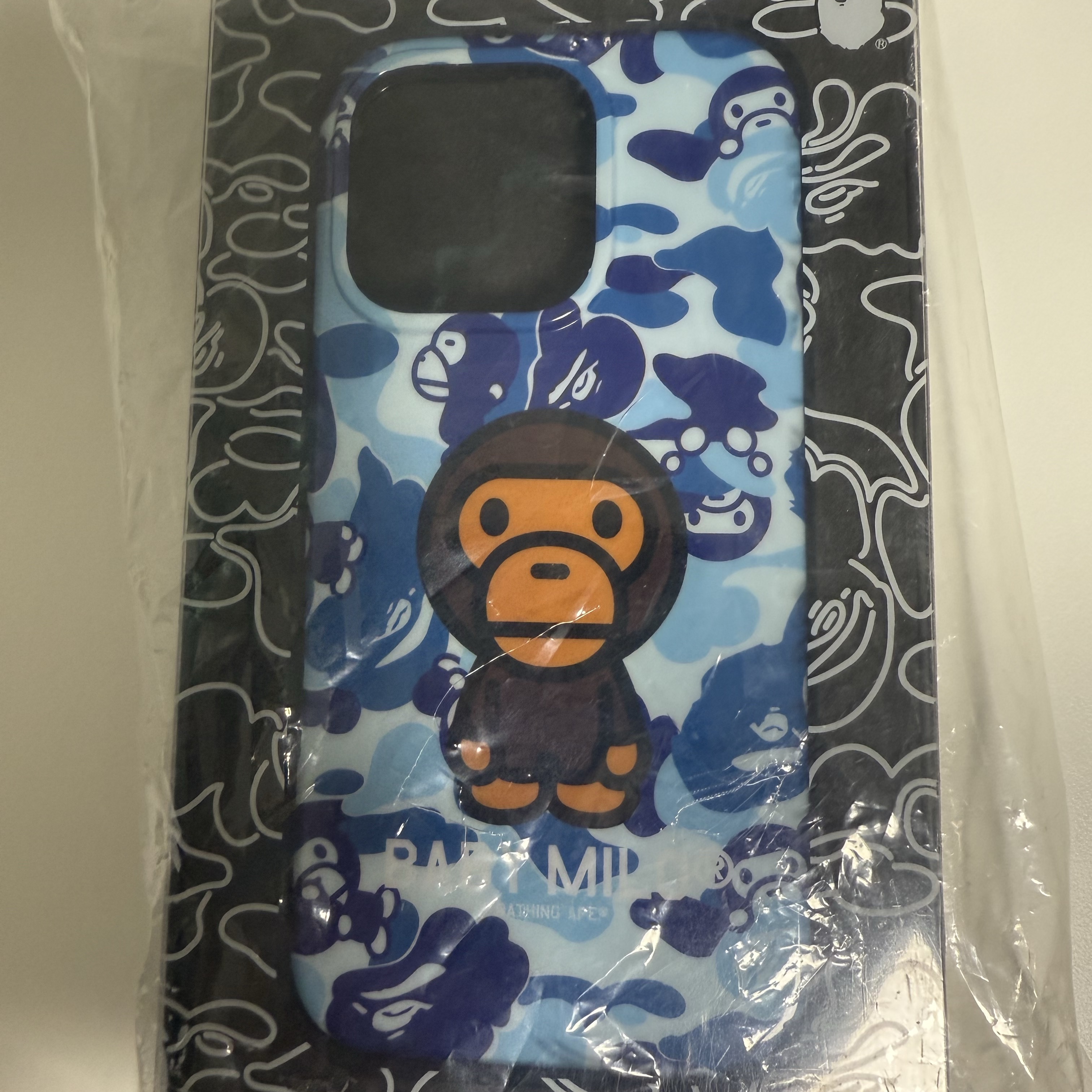 BAPE ABC Milo Camo iPhone 16 Pro Case Blue 착용 스타일