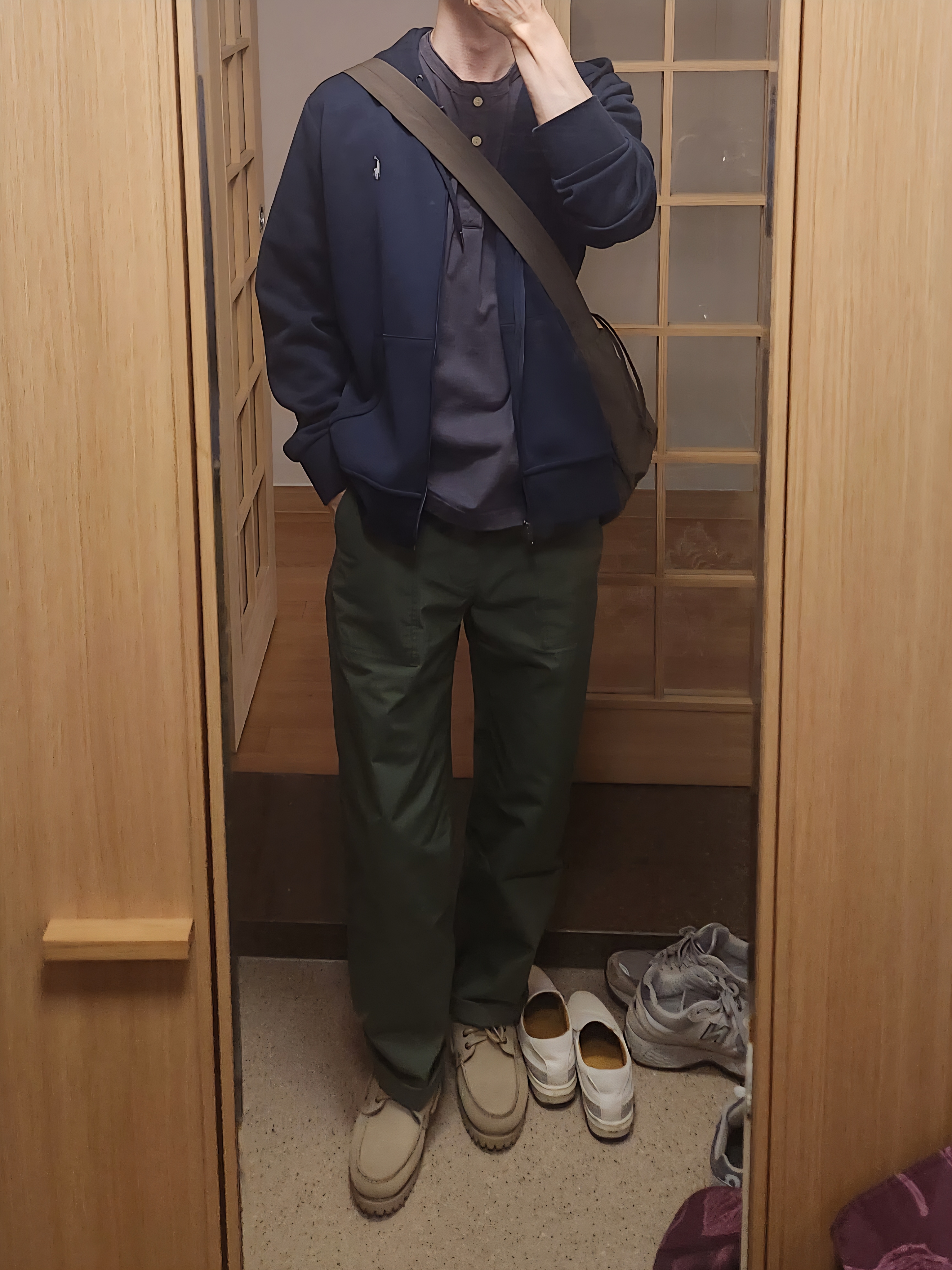 Uniqlo U Drawstring Shoulder Bag Olive 착용 스타일