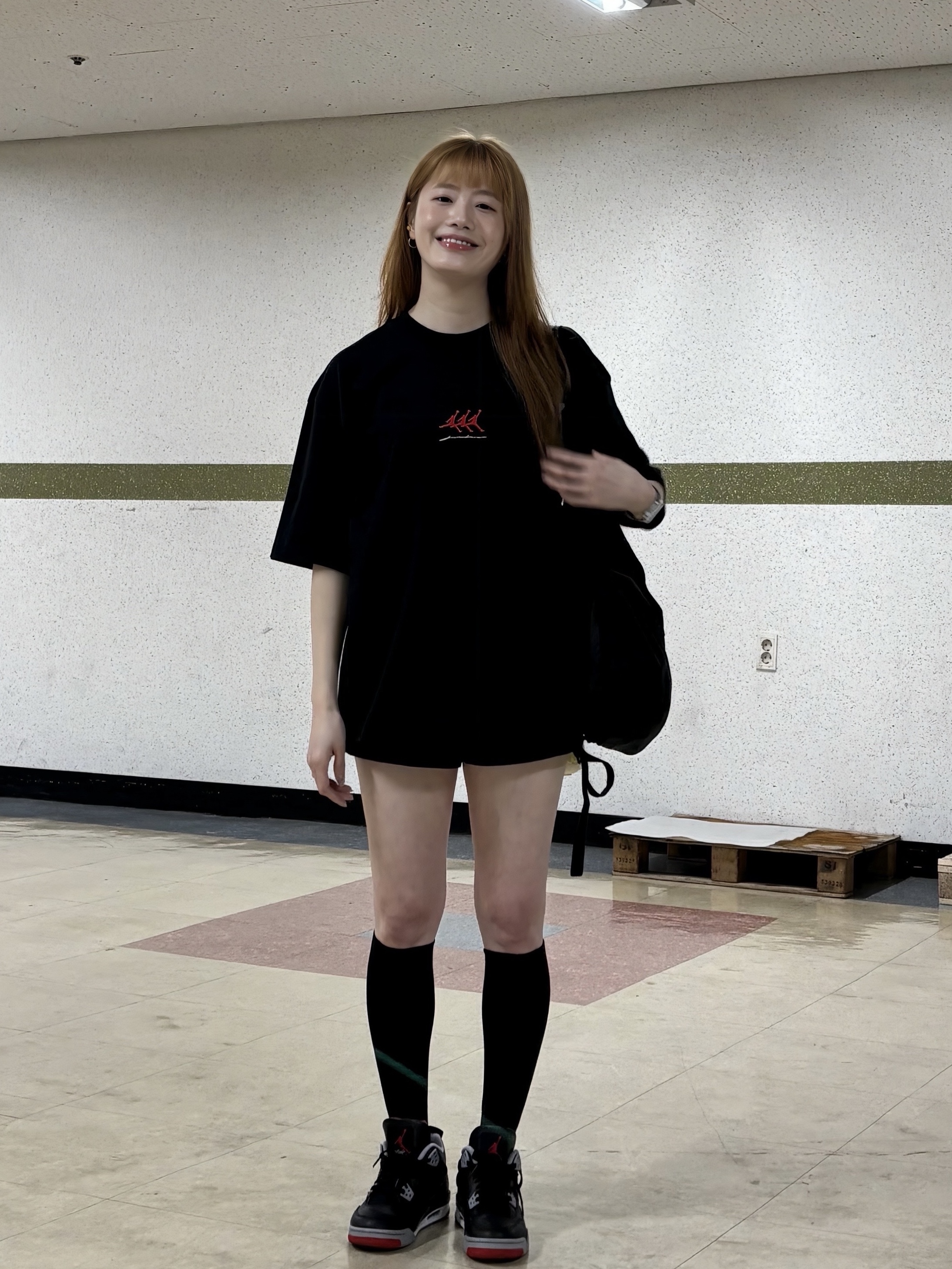 Jordan 4 Retro Bred Reimagined, Jordan Flight Oversized Graphic T-Shirt Black (IF3133-010) 착용 스타일 - 3