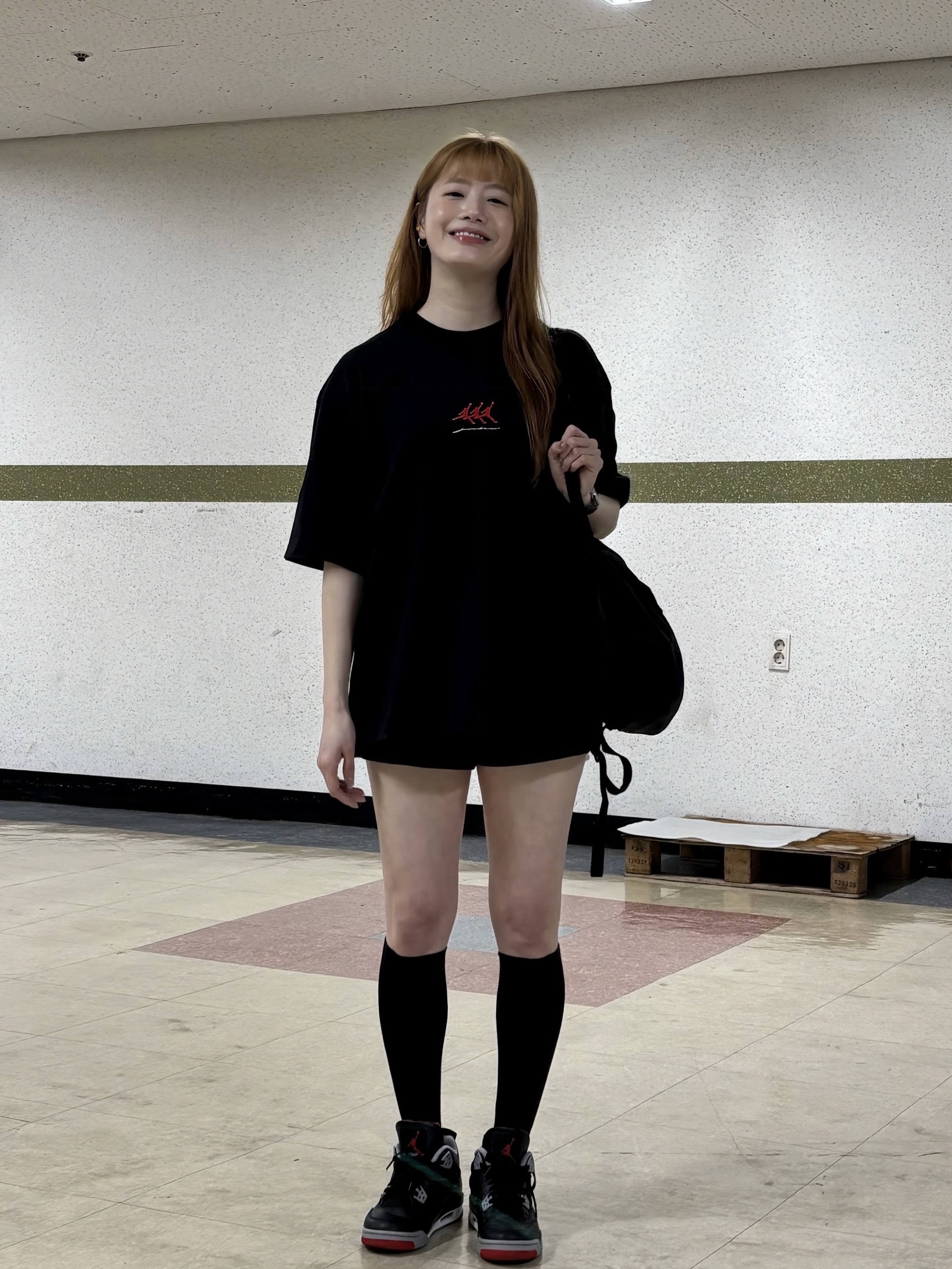 Jordan 4 Retro Bred Reimagined, Jordan Flight Oversized Graphic T-Shirt Black (IF3133-010) 착용 스타일 - 4