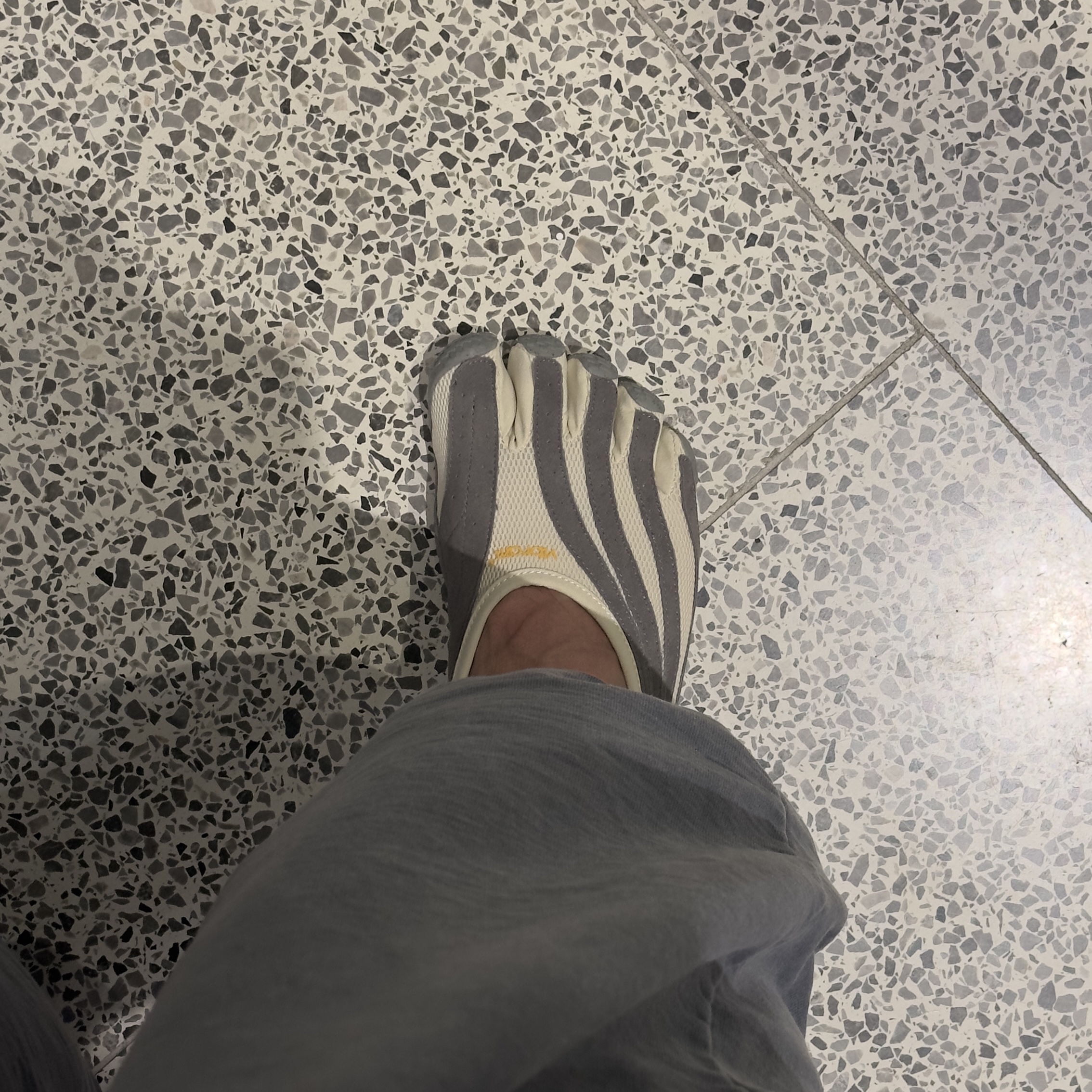 (W) Vibram Fivefingers Jaya Evo Triple Black, (W) Vibram Fivefingers Jaya Evo Butter Grey 착용 스타일 - 2