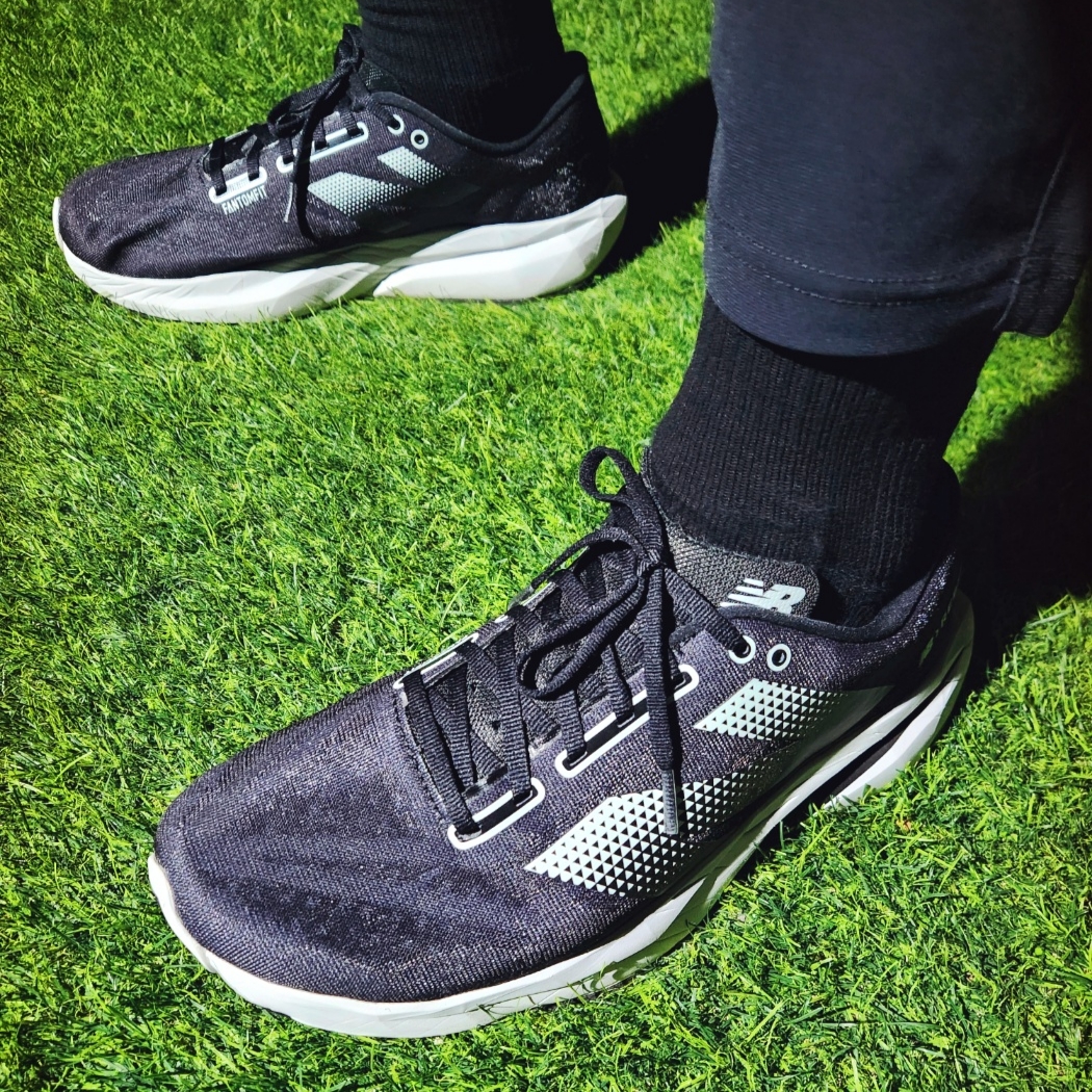 New Balance FuelCell Rebel v4 Black White - 2E Wide 착용 스타일 - 2