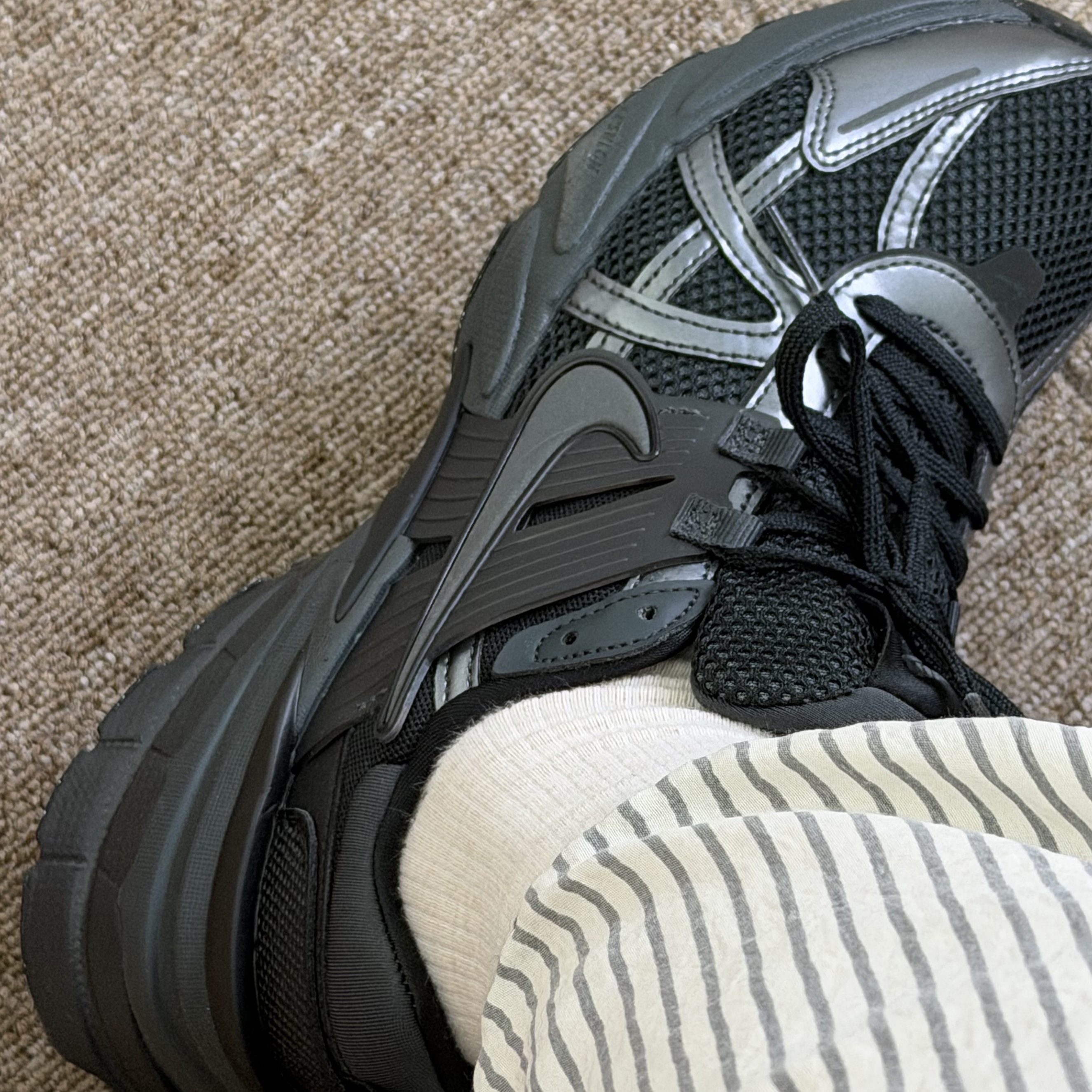 Nike V2K Run Black Anthracite 착용 스타일