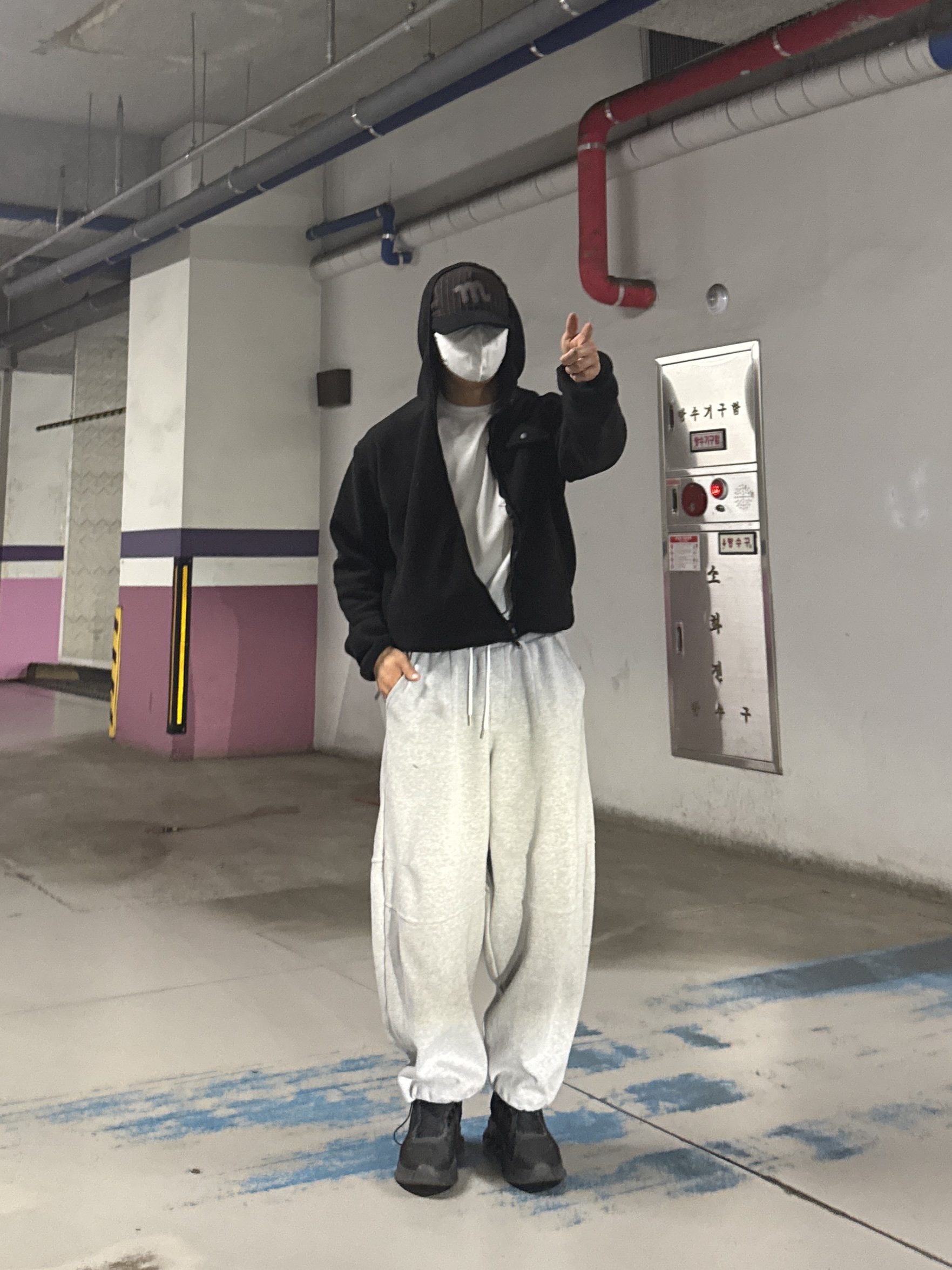 The Coldest Moment Mush Cap Navy, On Running Cloudmonster All Black 착용 스타일 - 4