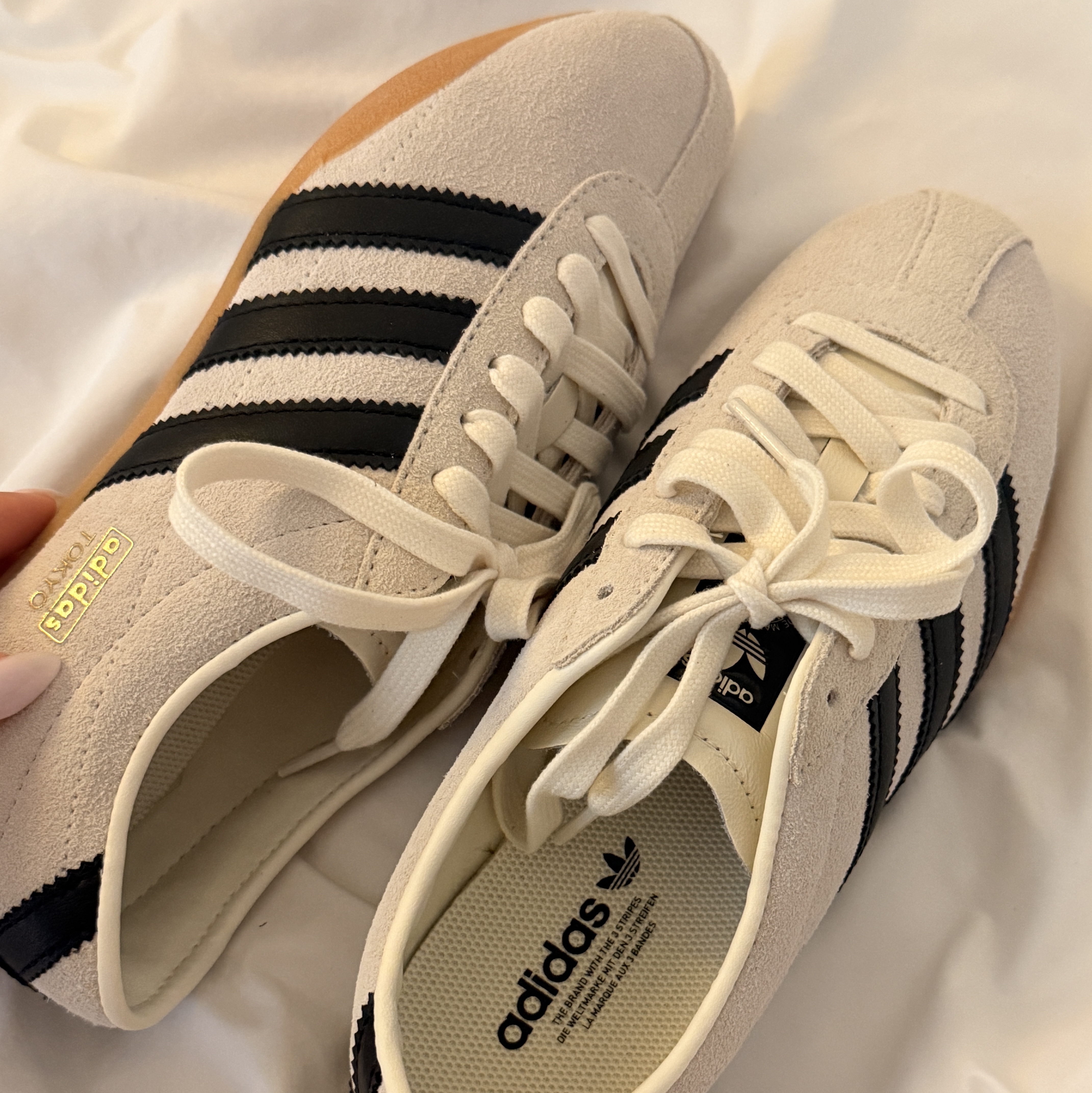 (W) Adidas Tokyo Off White Core Black 착용 스타일