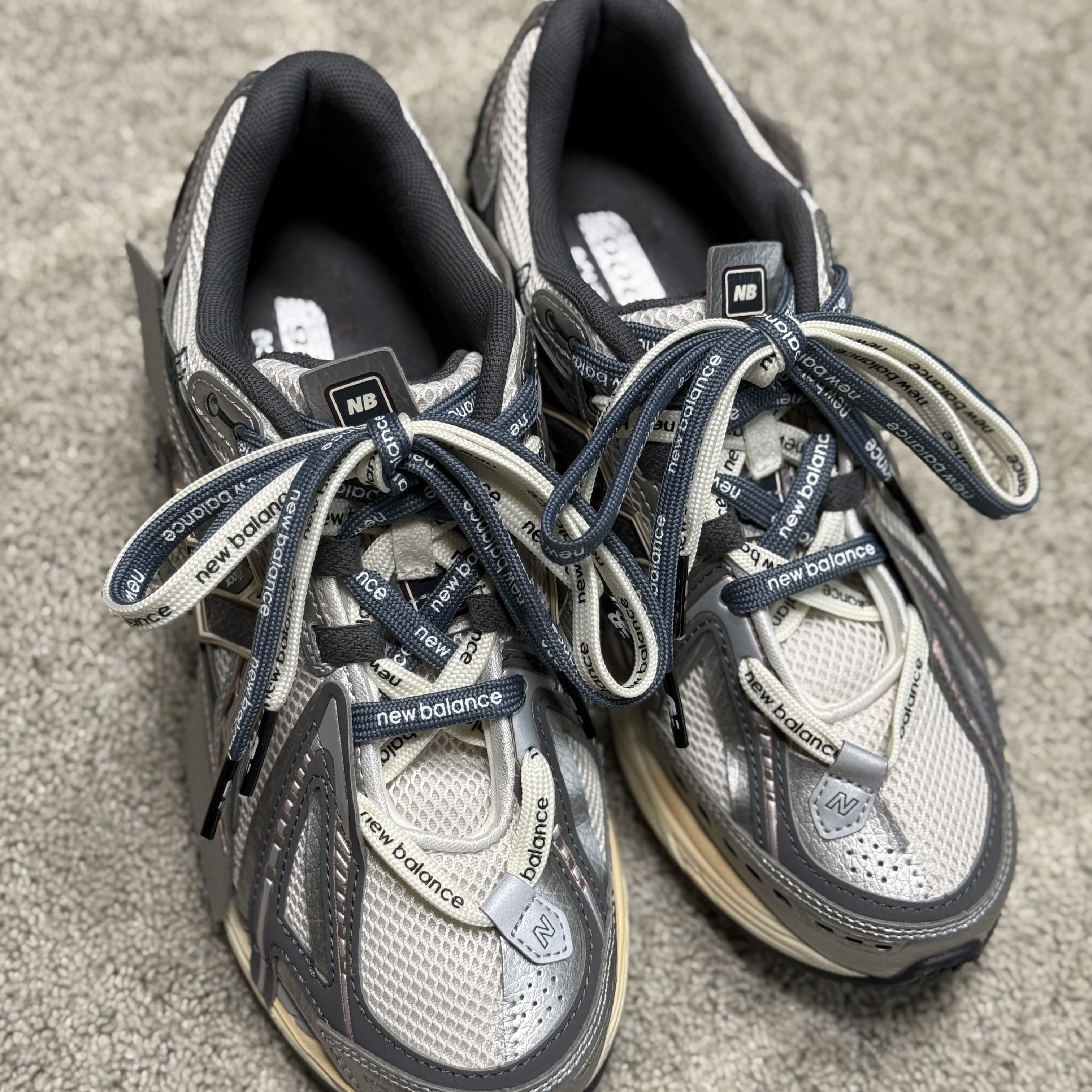 New Balance 1906A Silver Metallic Castlerock 착용 스타일 - 1