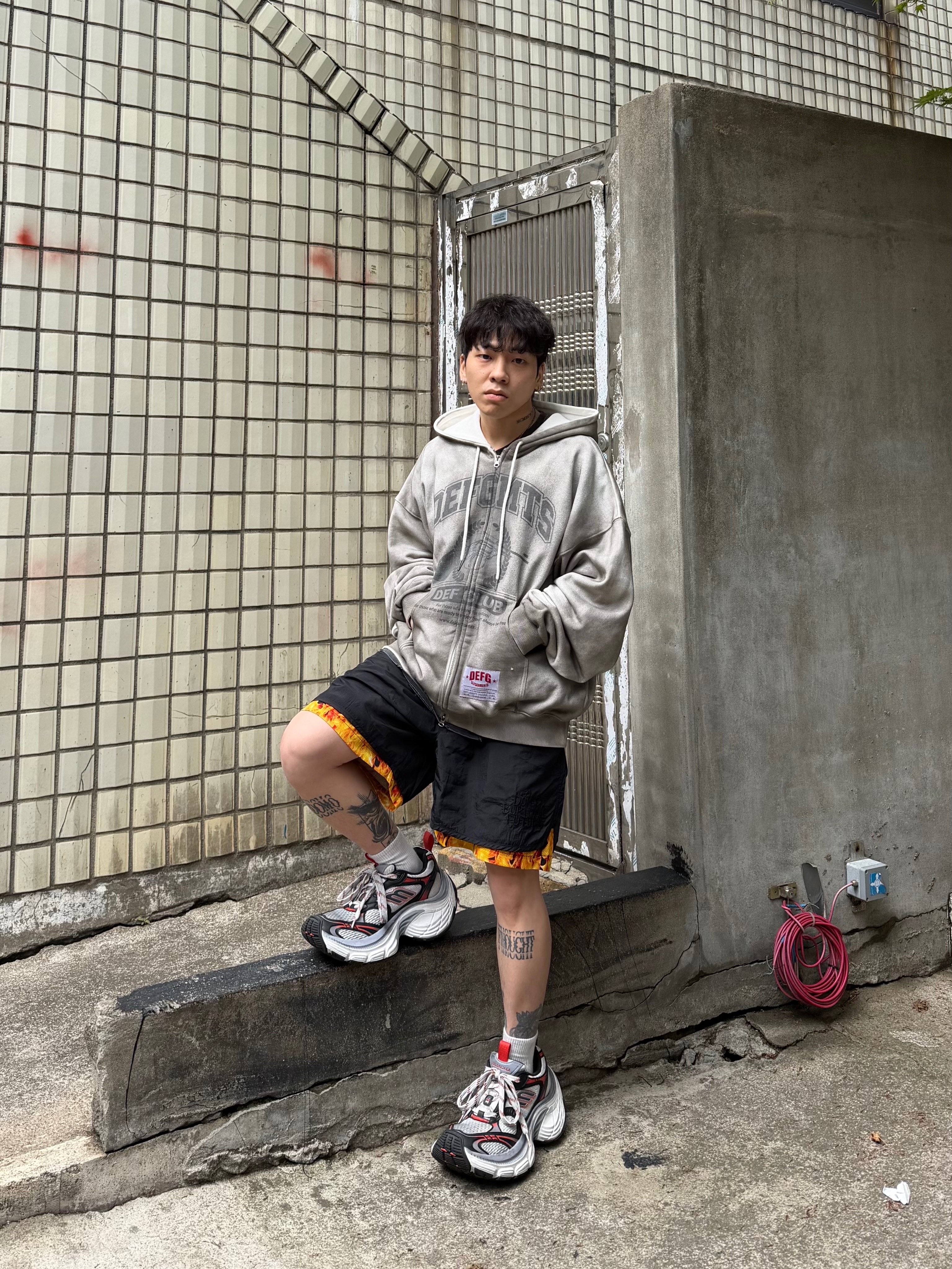 Balenciaga 10XL Sneakers Grey White Red 착용 스타일 - 7