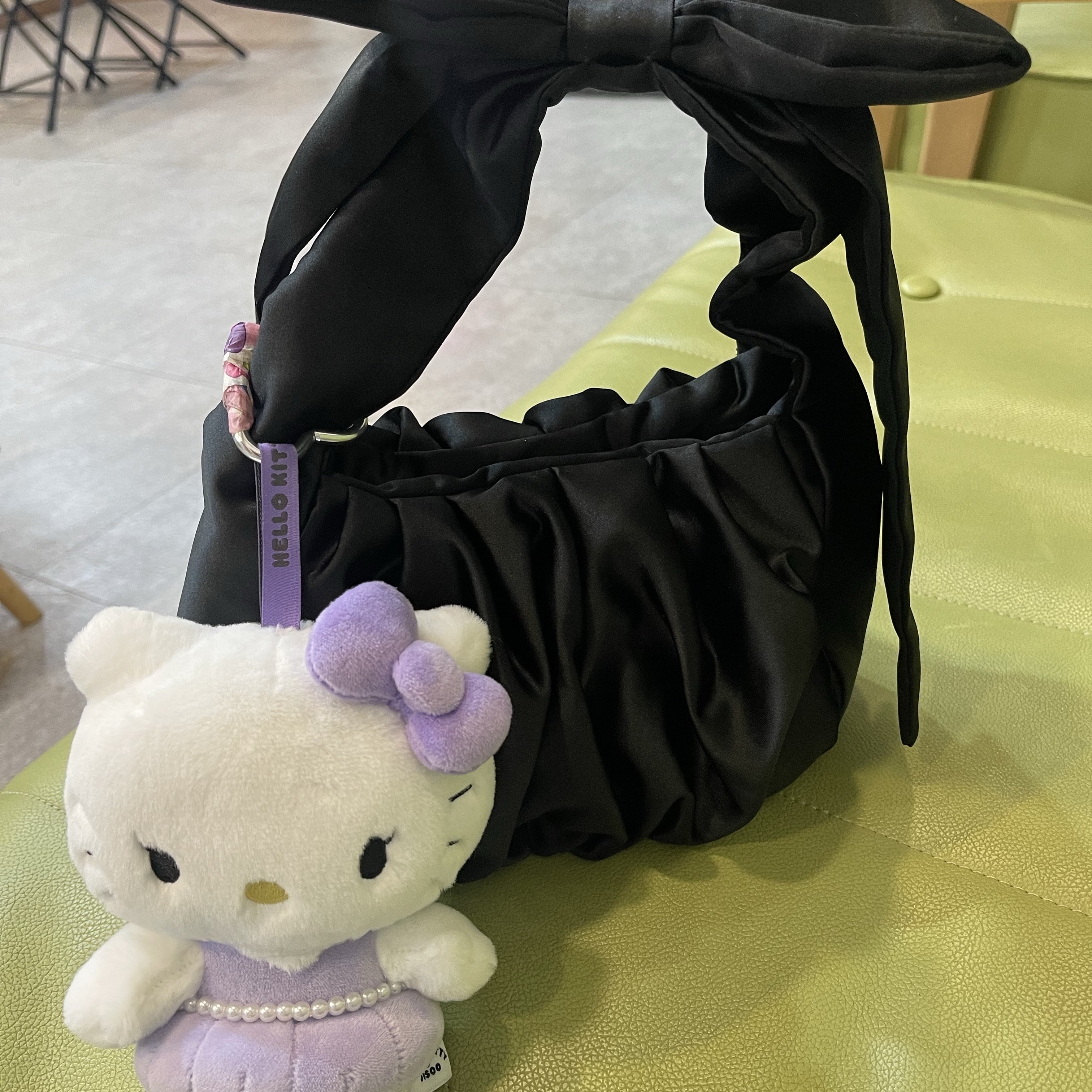 & Other Stories Satin Bow Bag Black, HELLO KITTY x JISOO Plush Keychain Purple (Opened Case) 착용 스타일